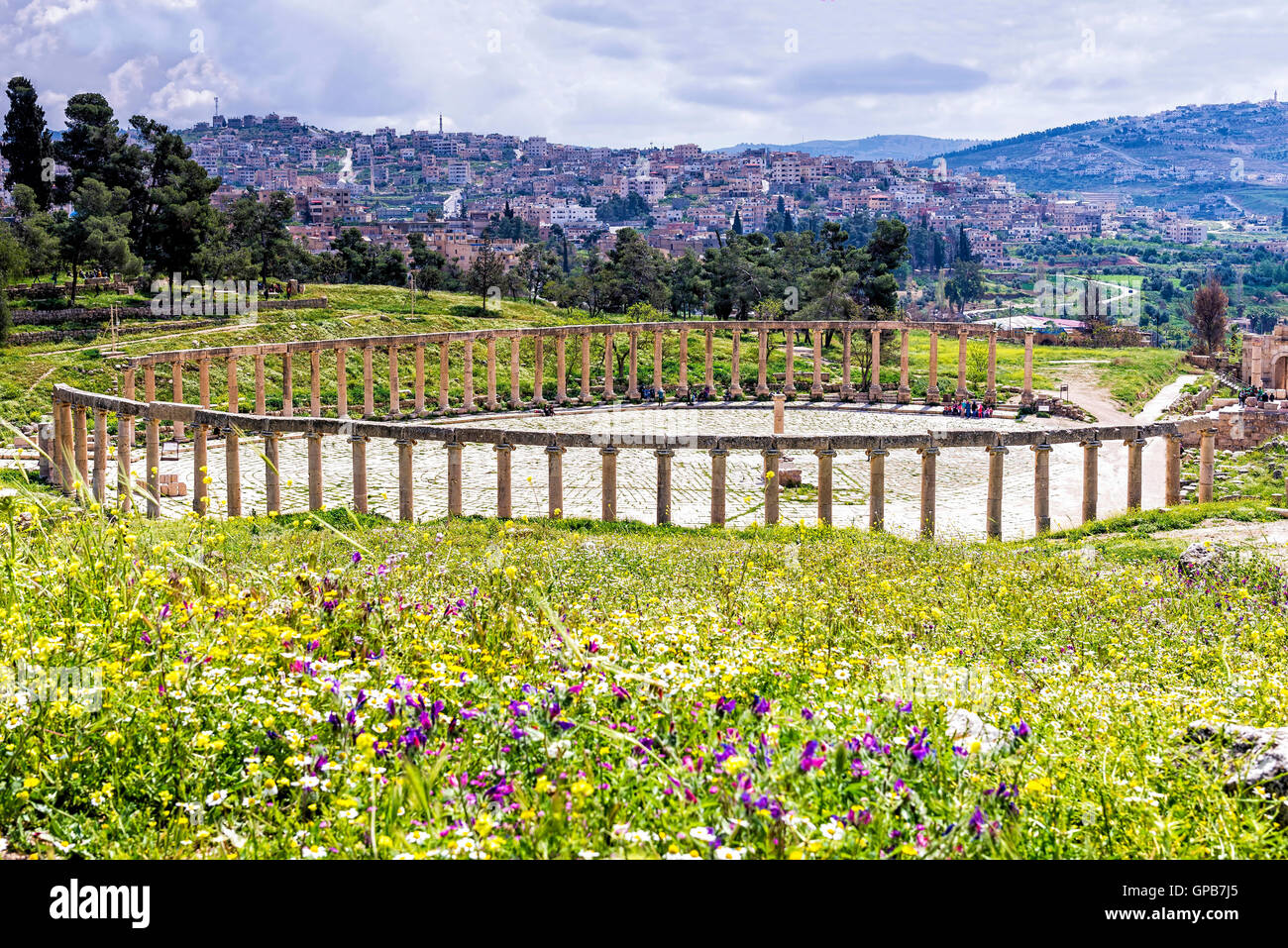 Blick auf das ovale Forum Kolonnade in alten Jerash, Jordanien - Jerash ist das Gelände der Ruinen von der griechisch-römischen Stadt Gerasa. Stockfoto