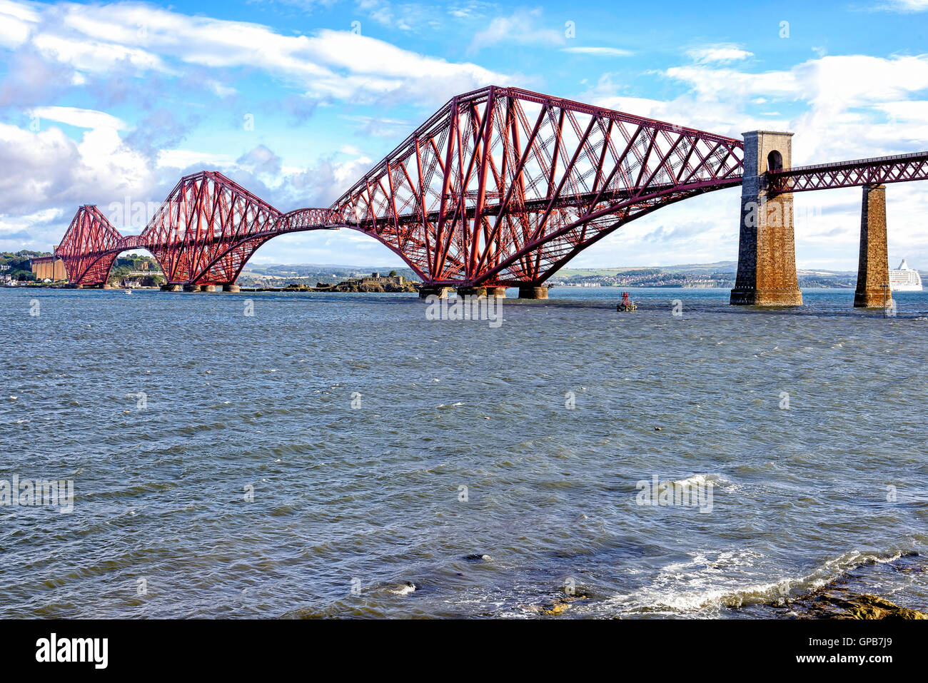 Blick auf Forth Bridge, Schottland. Fort-Brücke ist eine Cantilever-Eisenbahnbrücke eine ikonische Struktur betrachtet. Stockfoto