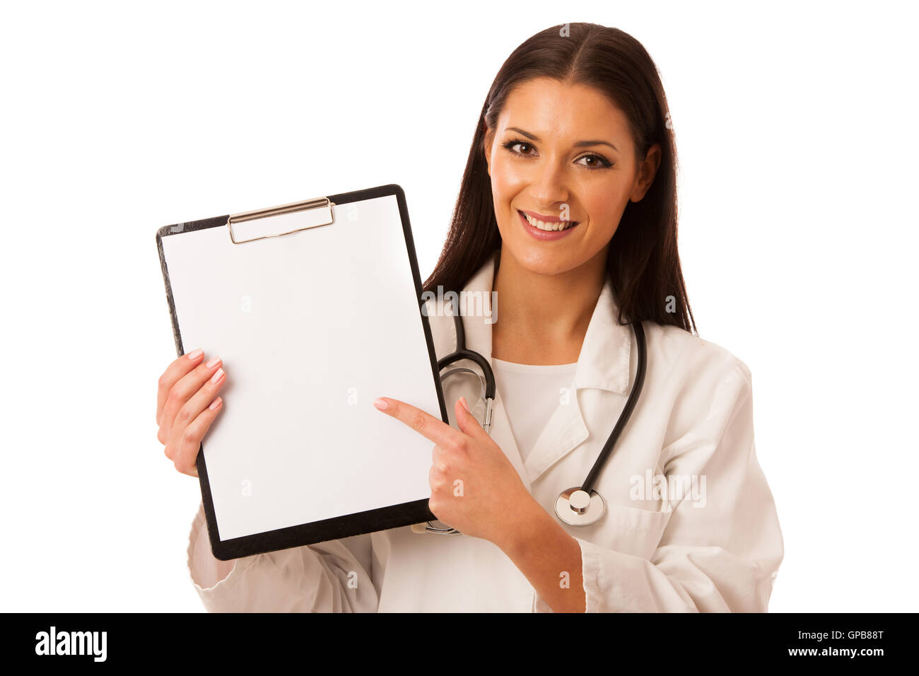 Frau Doktor mit Stethoskop um Hals zeigen Zwischenablage mit Leerzeichen für Note oder werben. Stockfoto