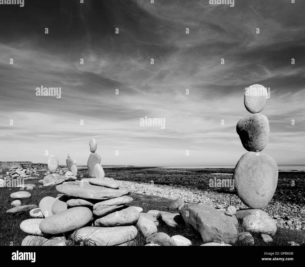 Kieselsteine ausgewogen am Ufer auf Holy Island of Lindisfarne, Northumberland, North East England, UK Stockfoto