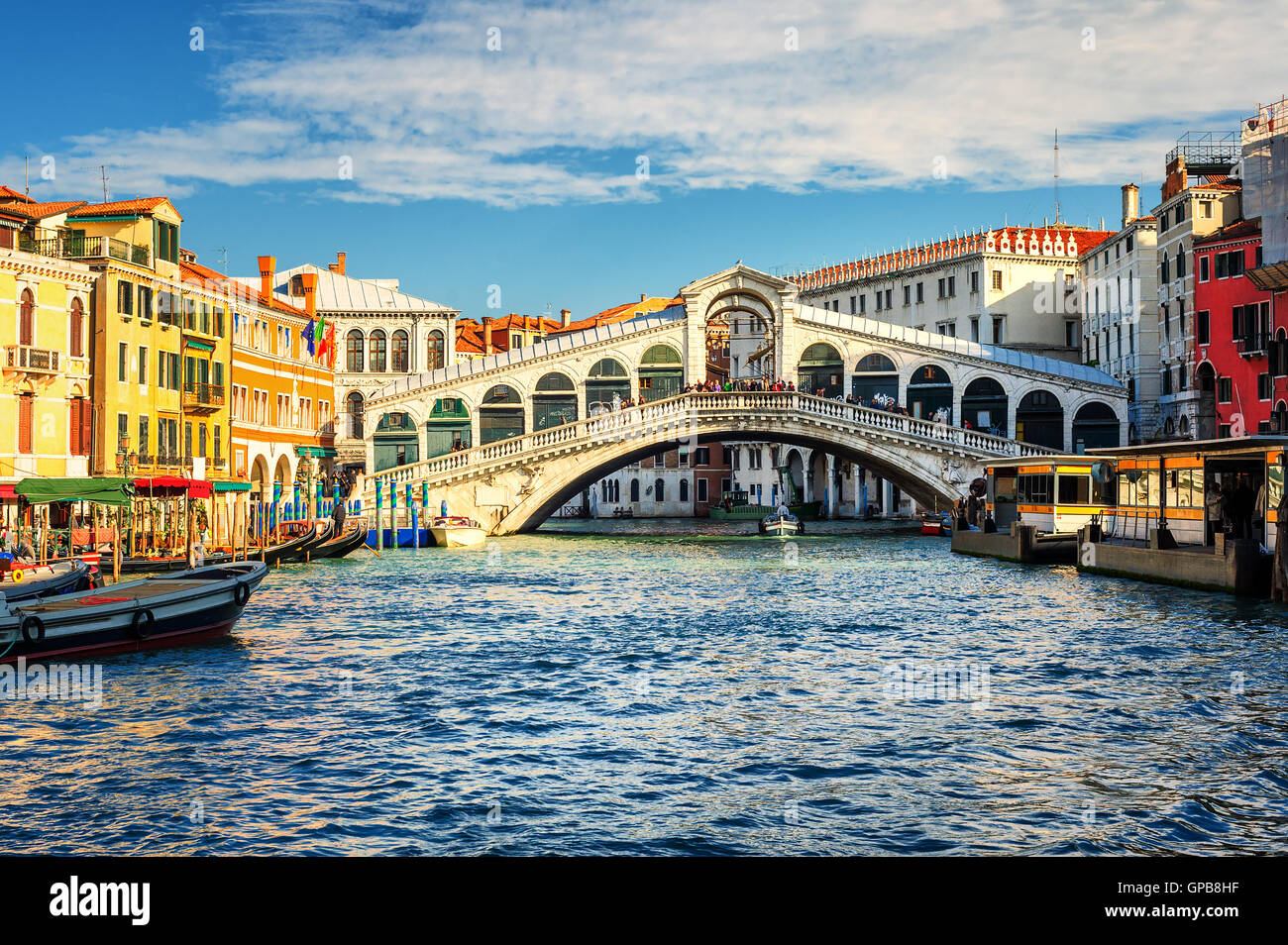 Der Canal Grande und der Rialto Brücke, Venedig, Italien Stockfoto