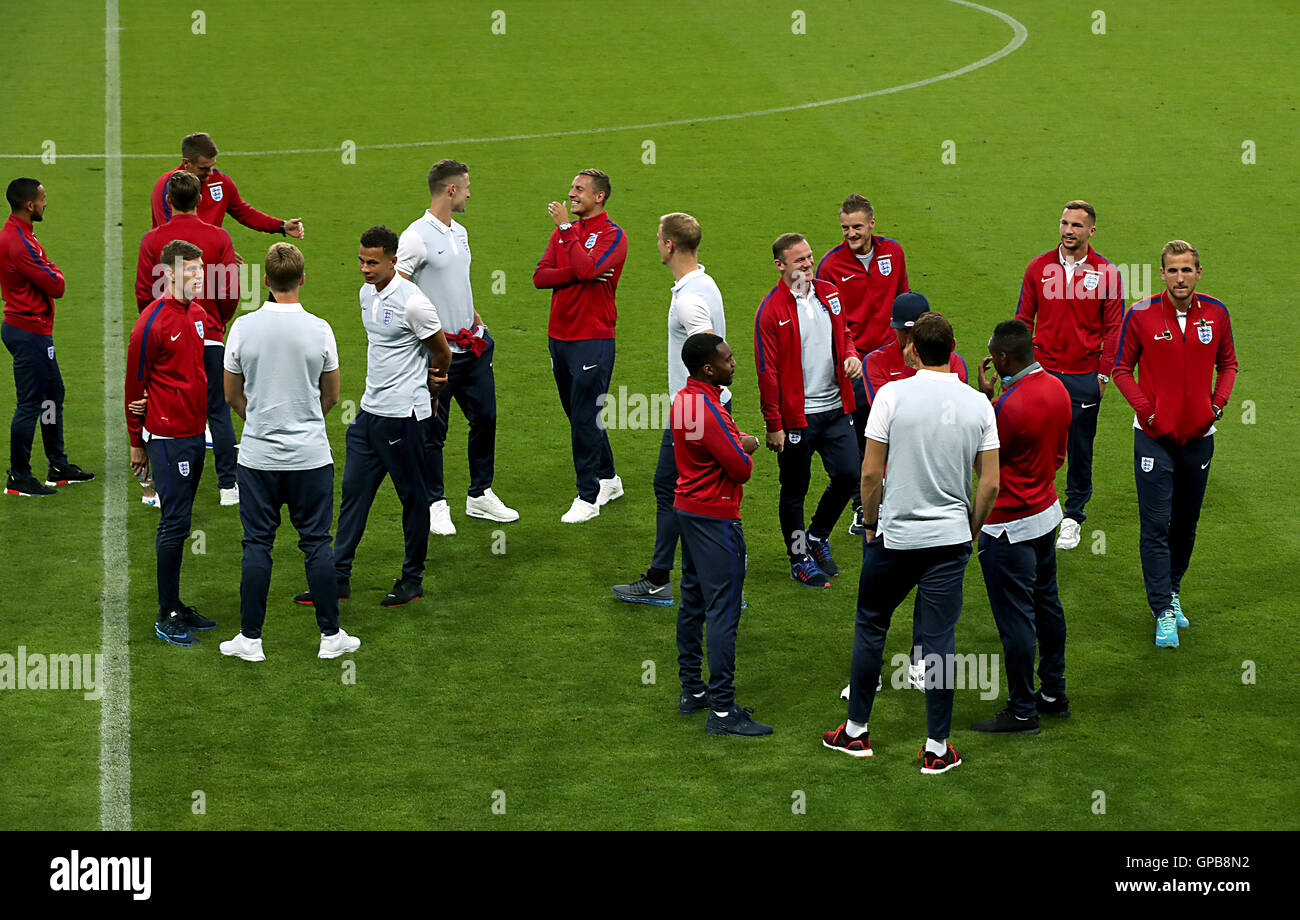 Phil Jagielka und Wayne Rooney aus England teilen einen Witz während eines Spaziergangs in der City Arena in Trnava. DRÜCKEN SIE VERBANDSFOTO. Bilddatum: Samstag, 3. September 2016. Siehe PA Story Soccer England. Das Foto sollte lauten: Nick Potts/PA Wire. EINSCHRÄNKUNGEN: Nutzung unterliegt FA-Einschränkungen. Nur für redaktionelle Zwecke. Kommerzielle Nutzung nur mit vorheriger schriftlicher Zustimmung des FA. Keine Bearbeitung außer Zuschneiden. Rufen Sie +44 (0)1158 447447 an, oder besuchen Sie www.paphotos.com/info/, um alle Einschränkungen und weitere Informationen zu erhalten. Stockfoto