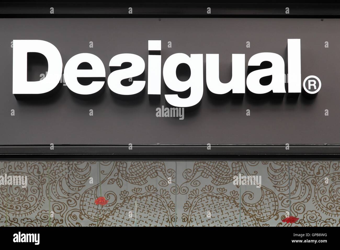 Desigual Logo an der Wand eines Speichers. Desigual ist eine Kleidermarke mit Sitz in Barcelona, Katalonien, Spanien Stockfoto