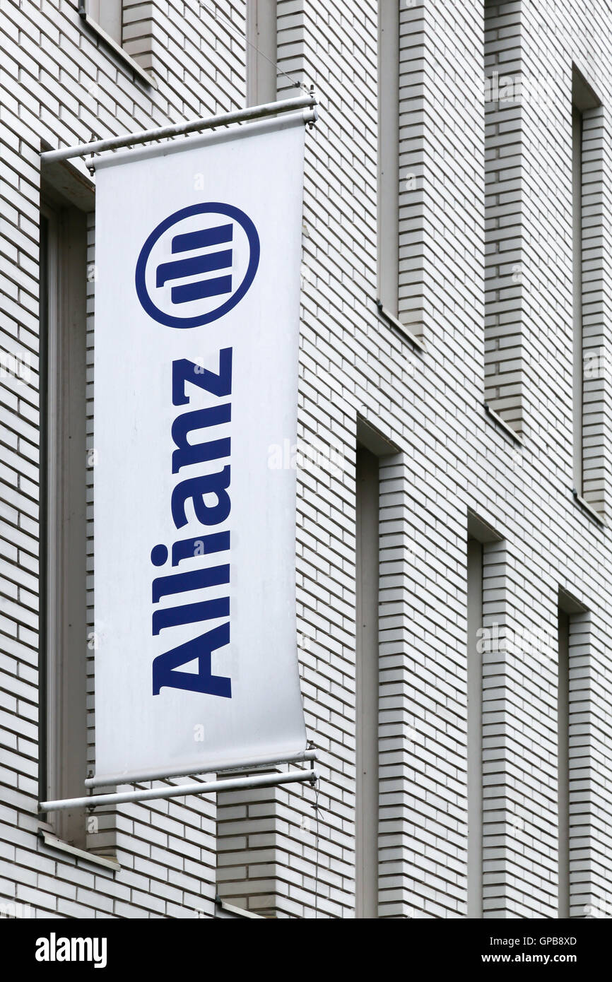 Allianz-Zeichen an der Wand. Die Allianz ist eine europäische Finanzdienstleistungs-Unternehmen mit Sitz in München, Deutschland Stockfoto