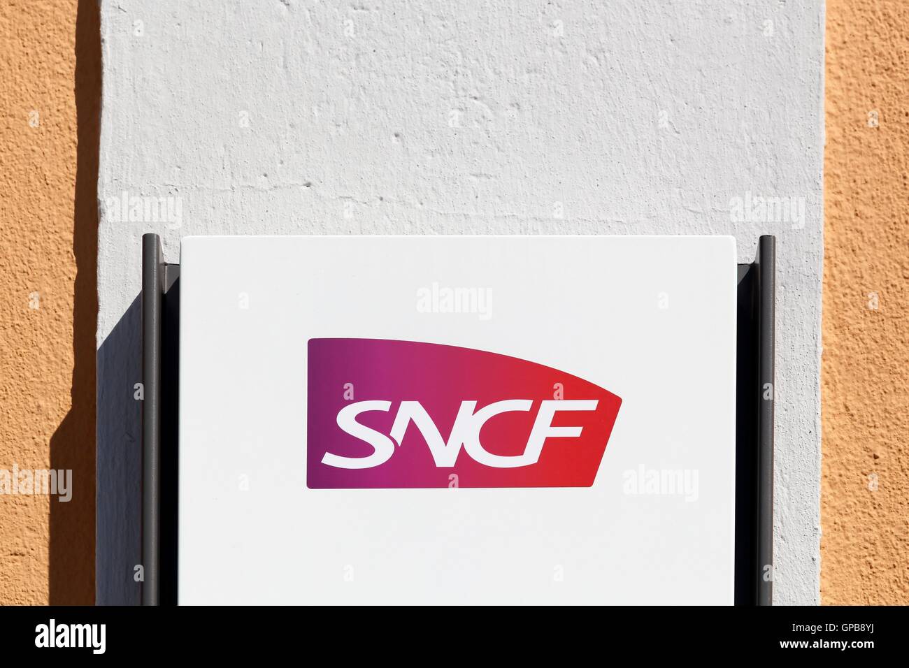 SNCF-Logo an der Wand. SNCF ist die nationale Gesellschaft der französischen Eisenbahn in Frankreich und es ist eine staatliche Eisenbahngesellschaft Stockfoto