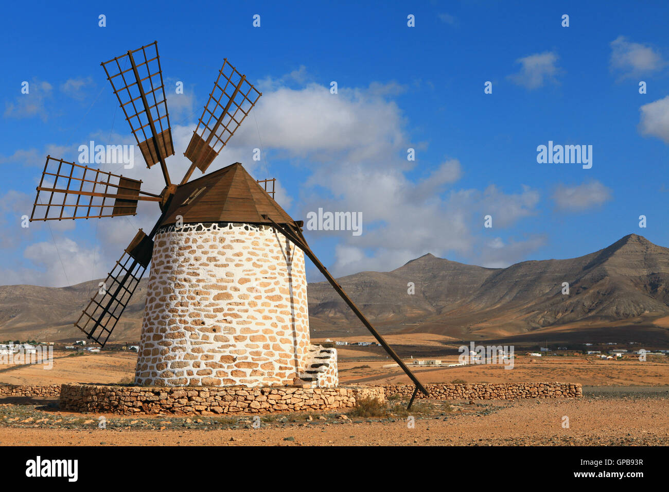 Alte Windmil. Fuerteventura Landschaft, Kanarische Inseln, Spanien. Stockfoto