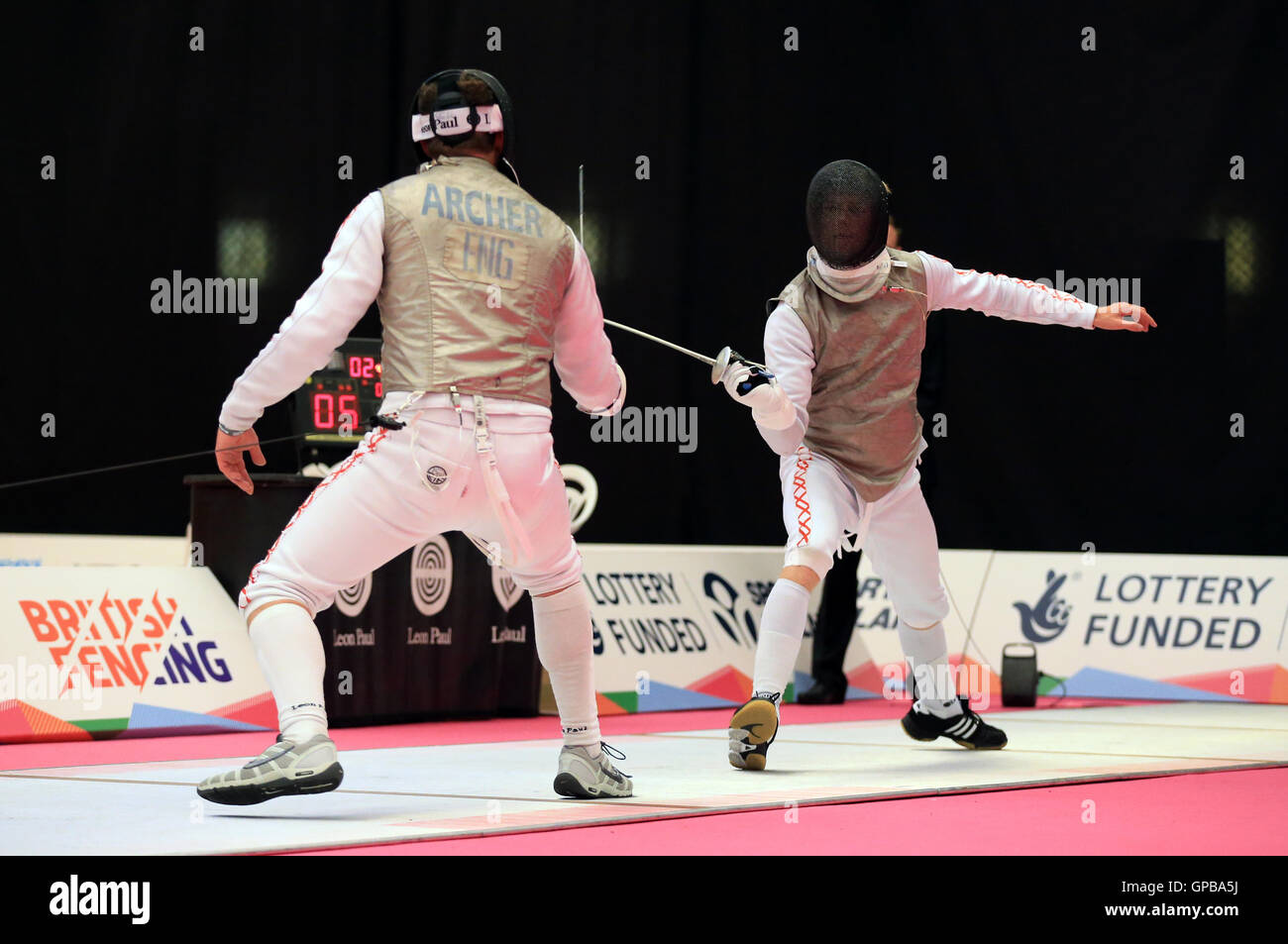 Englands Ciaran Archer (links) und Englands Ben Bates treten im Finale der Herren Folie Finale am dritten Tag der Schule Spiele 2016 an der Loughborough University, Loughborough Stockfoto