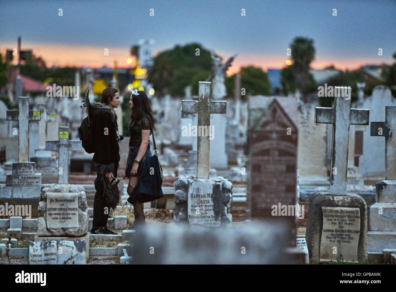 Jungen in den Bäumen in einem neuen Film des australischen Regisseurs Nicholas Verso; eine einzigartige Coming-of-Age-Geschichte über Teenager ehemaligen Freunden.  Dieses Foto ist nur zu redaktionellen Zwecken und unterliegen dem Copyright von der Filmgesellschaft und/oder der Fotograf von dem Film oder der Firma zugeordnet und kann nur durch Veröffentlichungen im Zusammenhang mit der Förderung der oben genannten Film reproduziert werden. Eine obligatorische Gutschrift auf die Filmgesellschaft ist erforderlich. Der Fotograf sollte auch angerechnet werden, wenn bekannt. Stockfoto