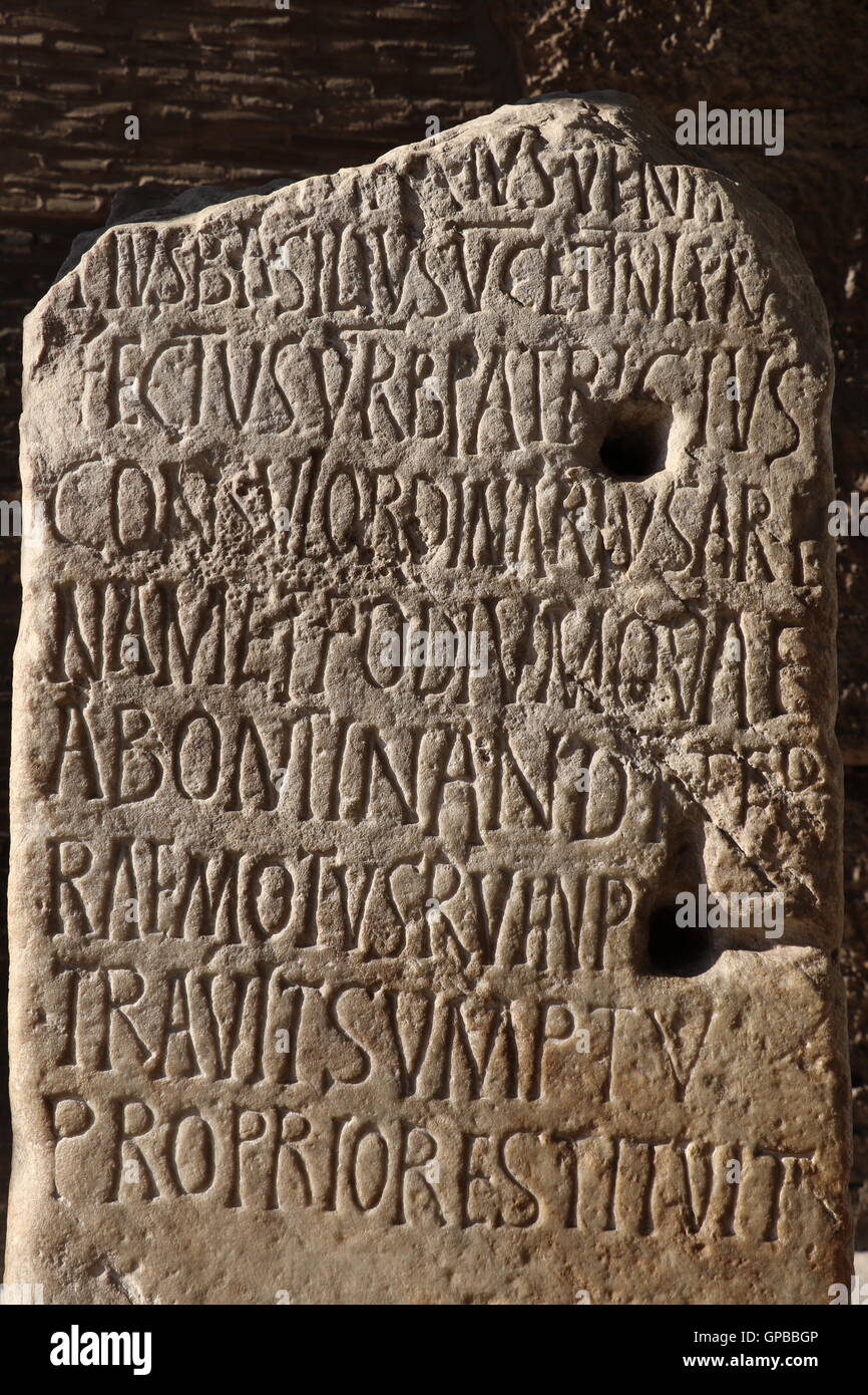 Antike Stele im Kolosseum von Rom Stockfotografie - Alamy
