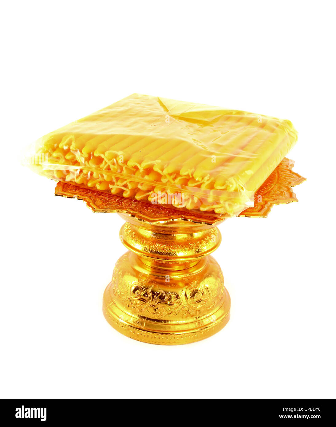 Kerze-Pack auf goldenen Tablett auf weißem Hintergrund Stockfoto