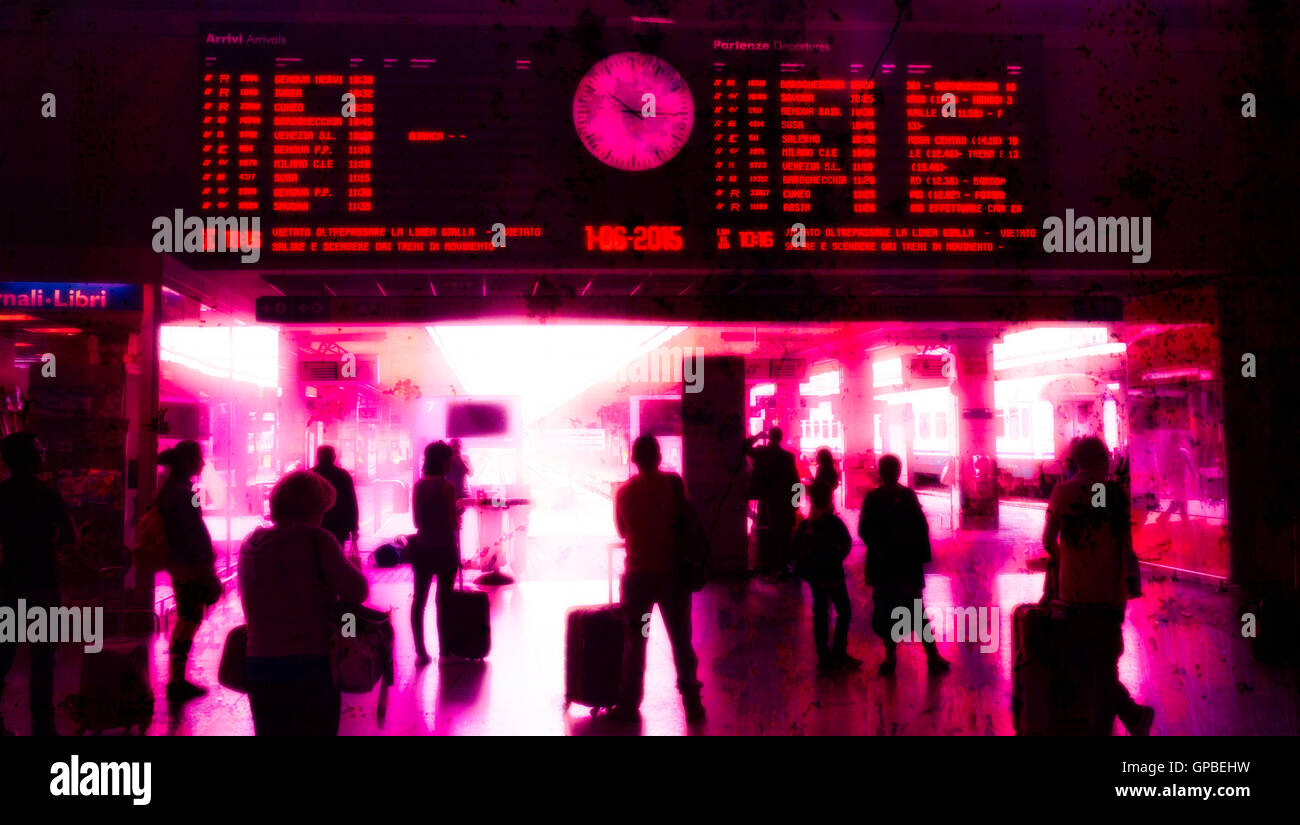 Passagiere am Bahnhof warten auf Informationen Zeitpunkt der Abreise Stockfoto