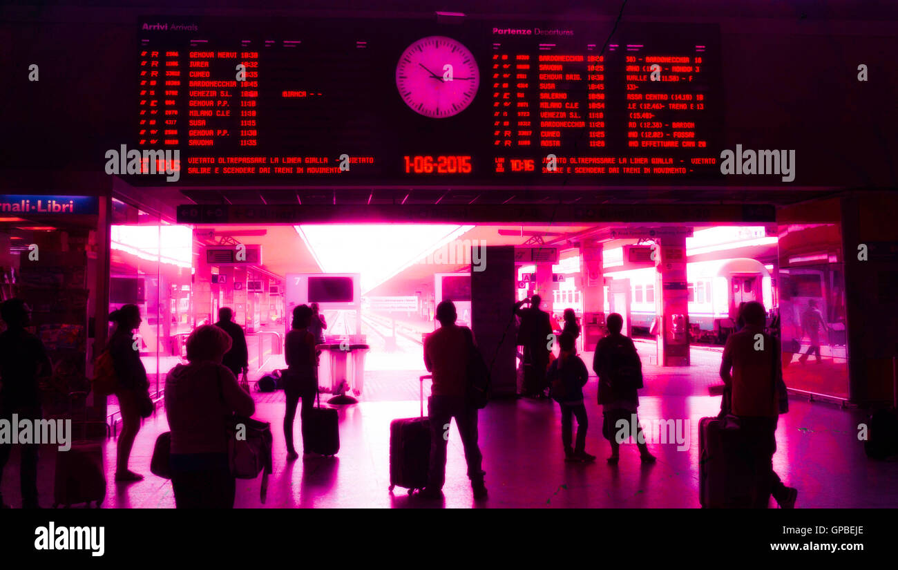 Passagiere am Bahnhof warten auf Informationen Zeitpunkt der Abreise Stockfoto