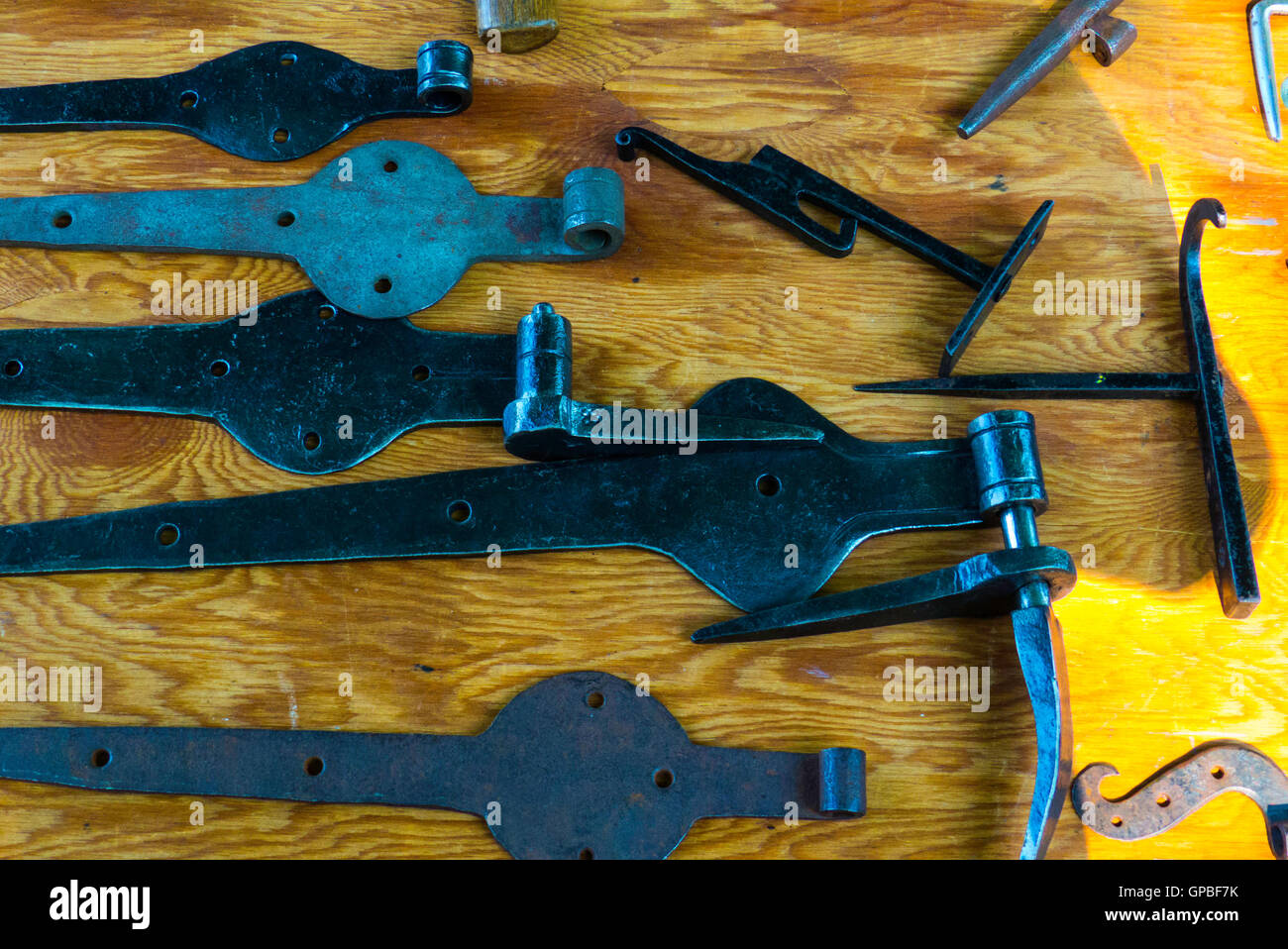 Frühe amerikanische Tools und Scharniere, Metallarbeiten, geschmiedet, Eisen Werkzeuge Stockfoto