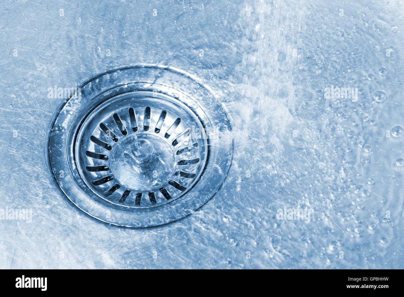 Reines Wasser in die Spüle drain Stockfoto