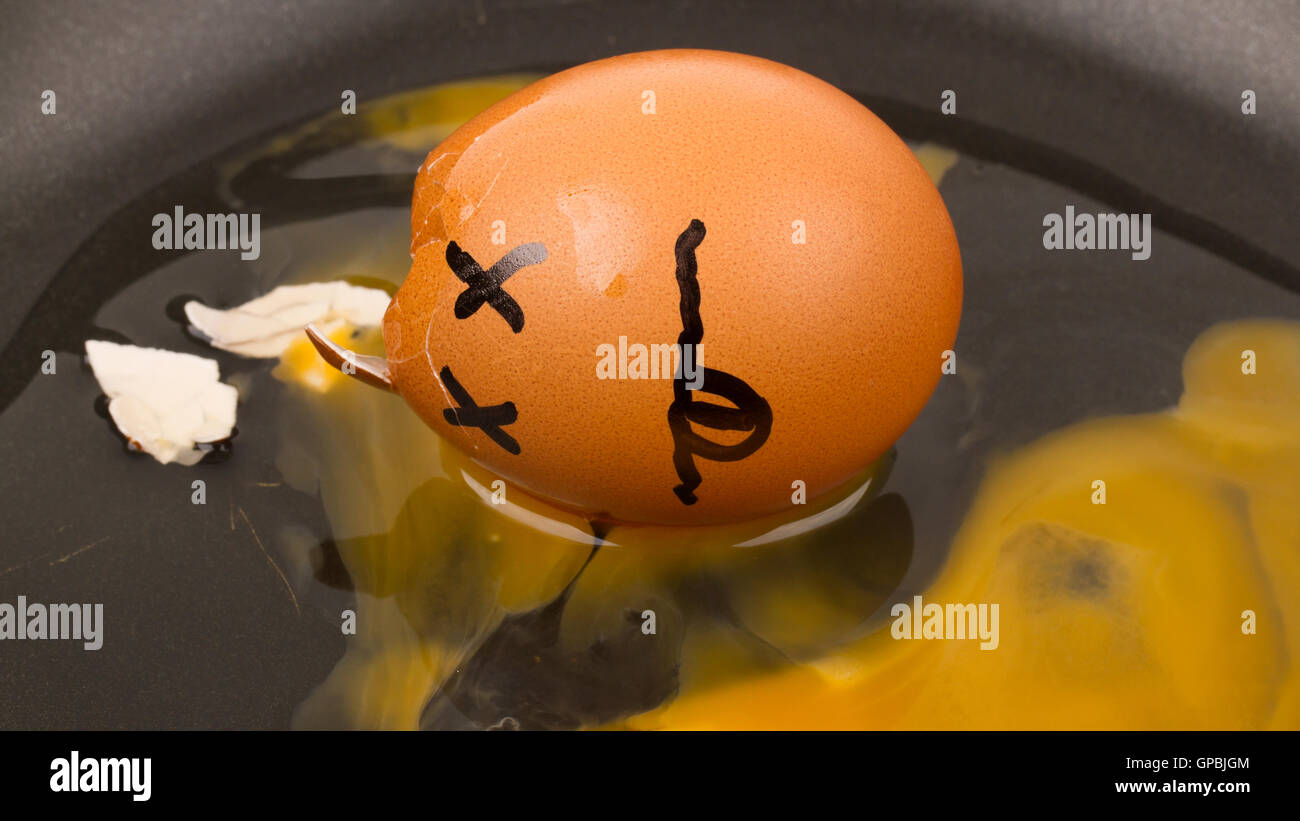 Gebrochene Ei (tot) in einer Pfanne Stockfoto