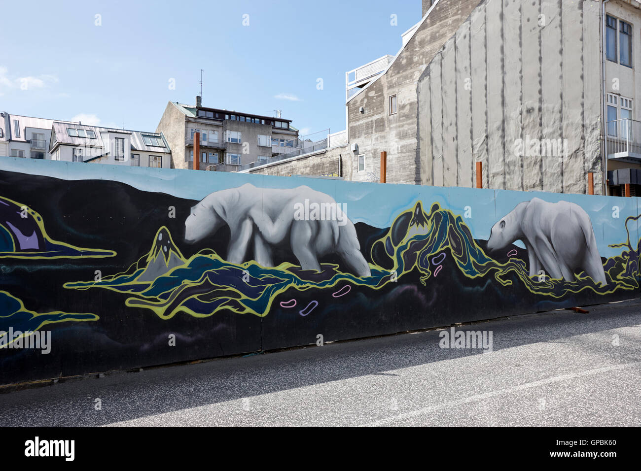 Eisbär-Wandbild auf schützende Werbetafeln umgeben eine Baustelle in der Innenstadt von Reykjavik Island Stockfoto