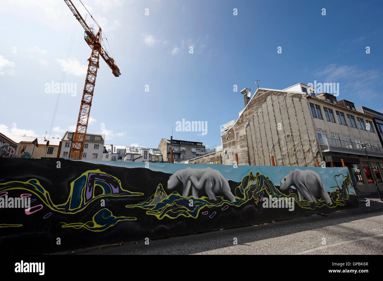 Eisbär-Wandbild auf schützende Werbetafeln umgeben eine Baustelle in der Innenstadt von Reykjavik Island Stockfoto
