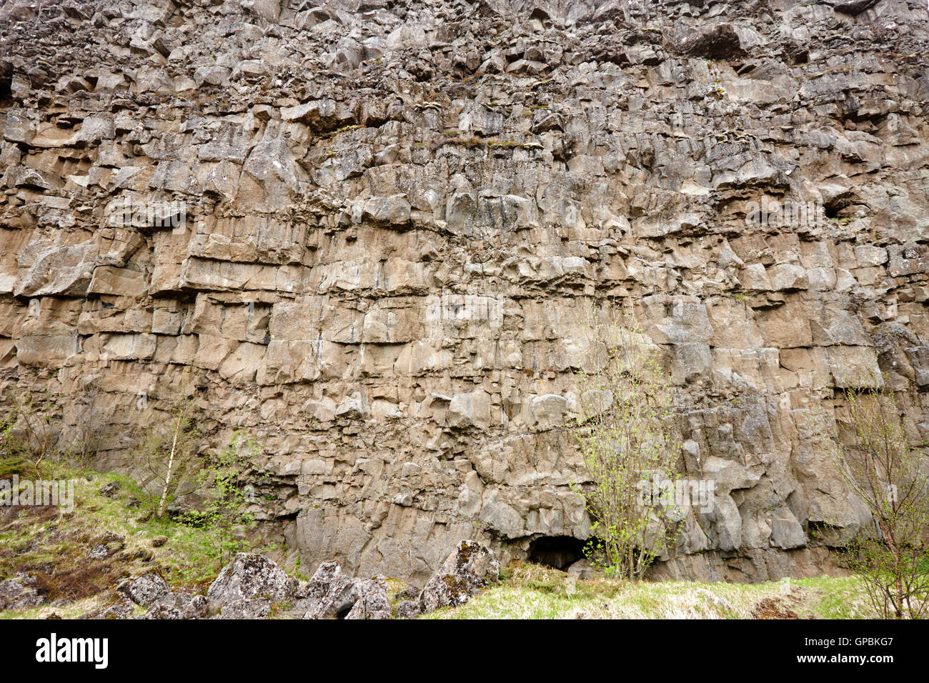 Lava Flow Riss Basalt Wand Querschnitt der Kontinentalplatte in Thingvellir, Island Stockfoto