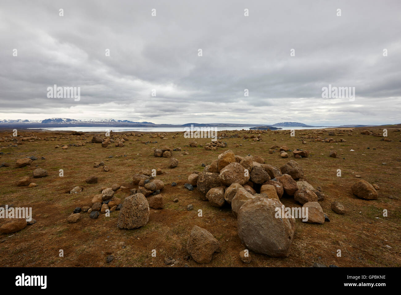das Feld von Steinen wo Touristen Steinen Haufen oben mit Blick auf Thingvellir See Island Stockfoto