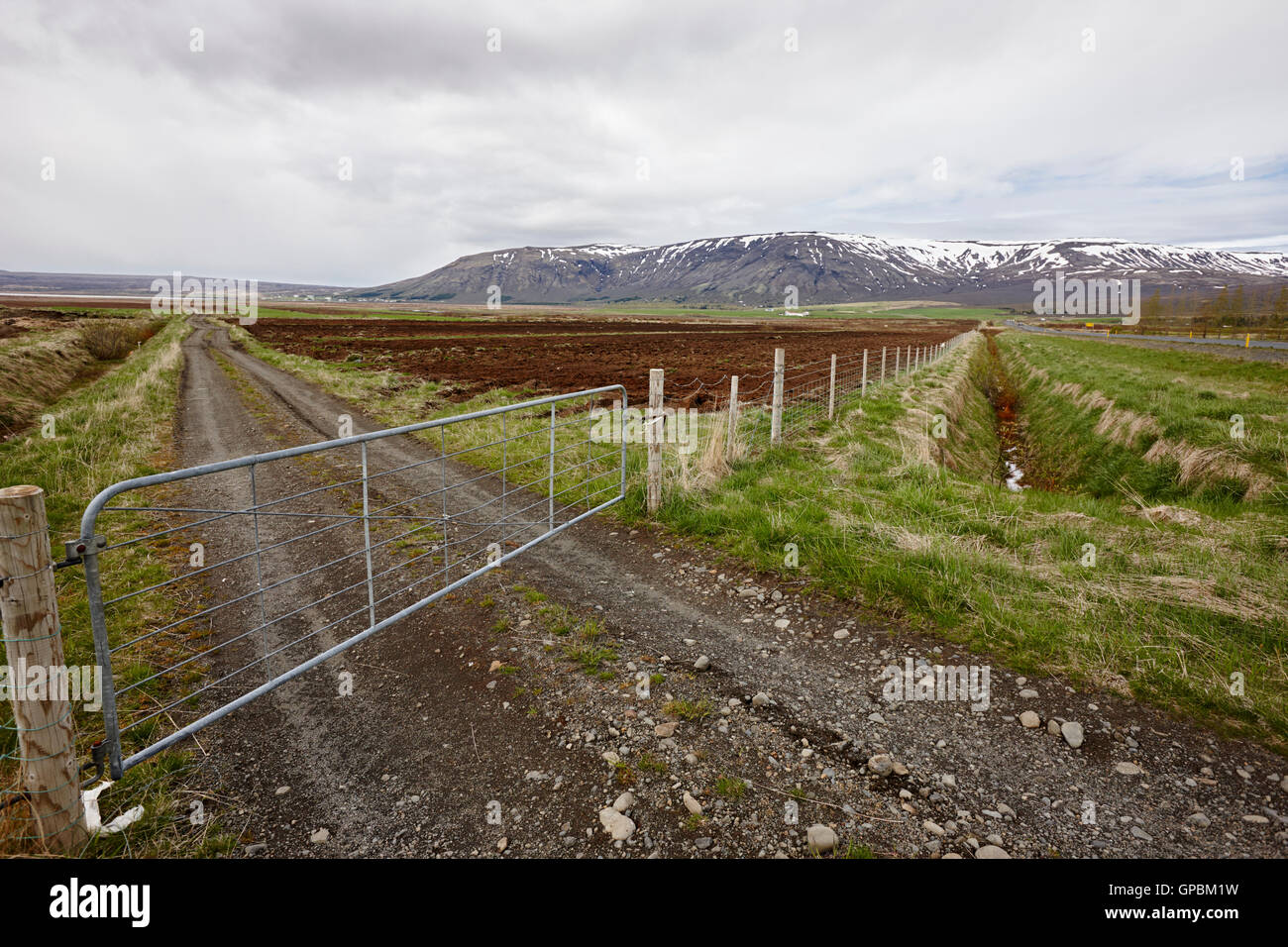 gepflügtes Feld mit Entwässerungsgräben gegraben neben Feldern in Island Stockfoto