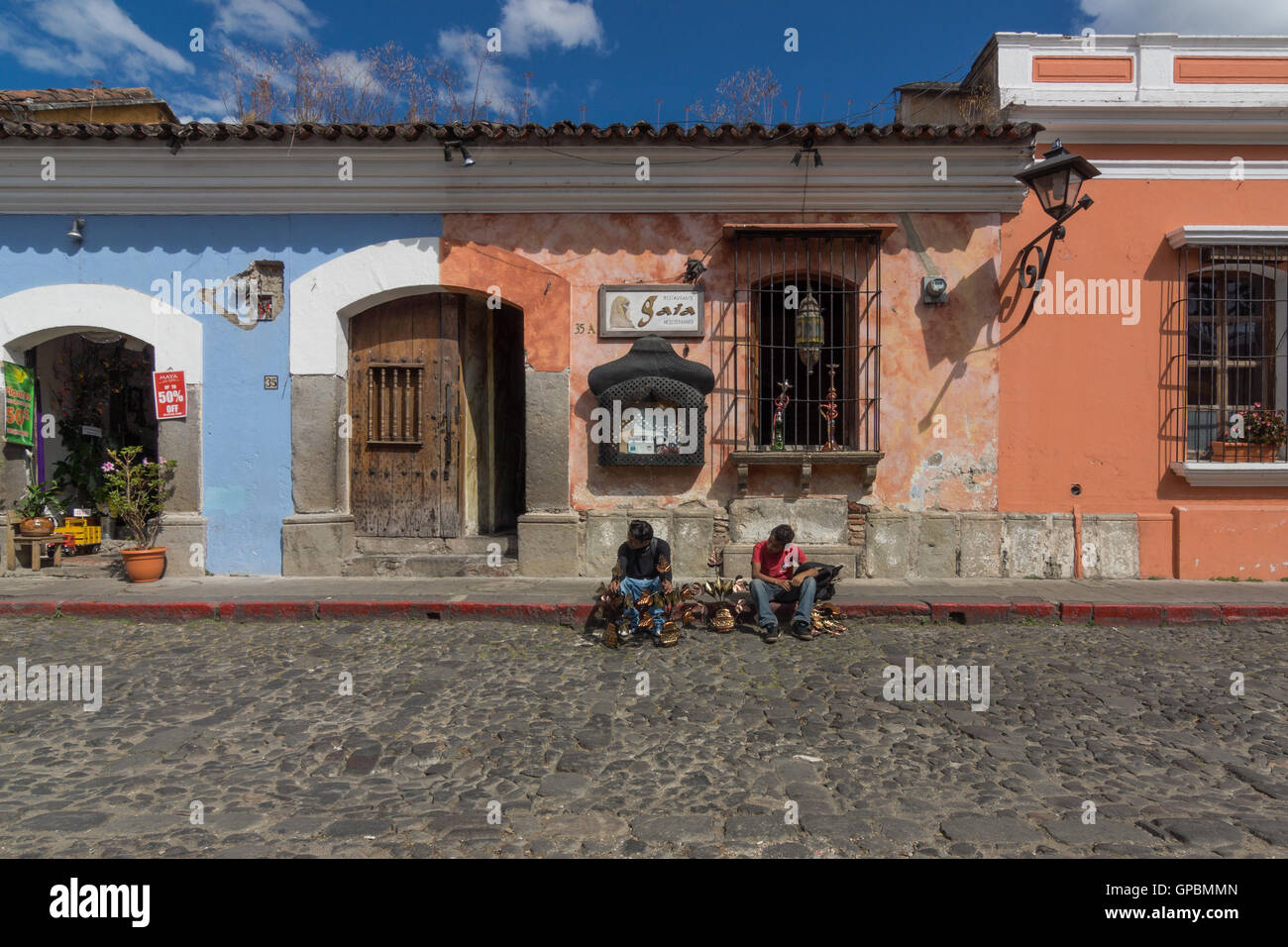 Sonniger Tag für wirbt Schmuckstücke an Touristen in Antigua Guatemala (Guatemala) zu verkaufen Stockfoto