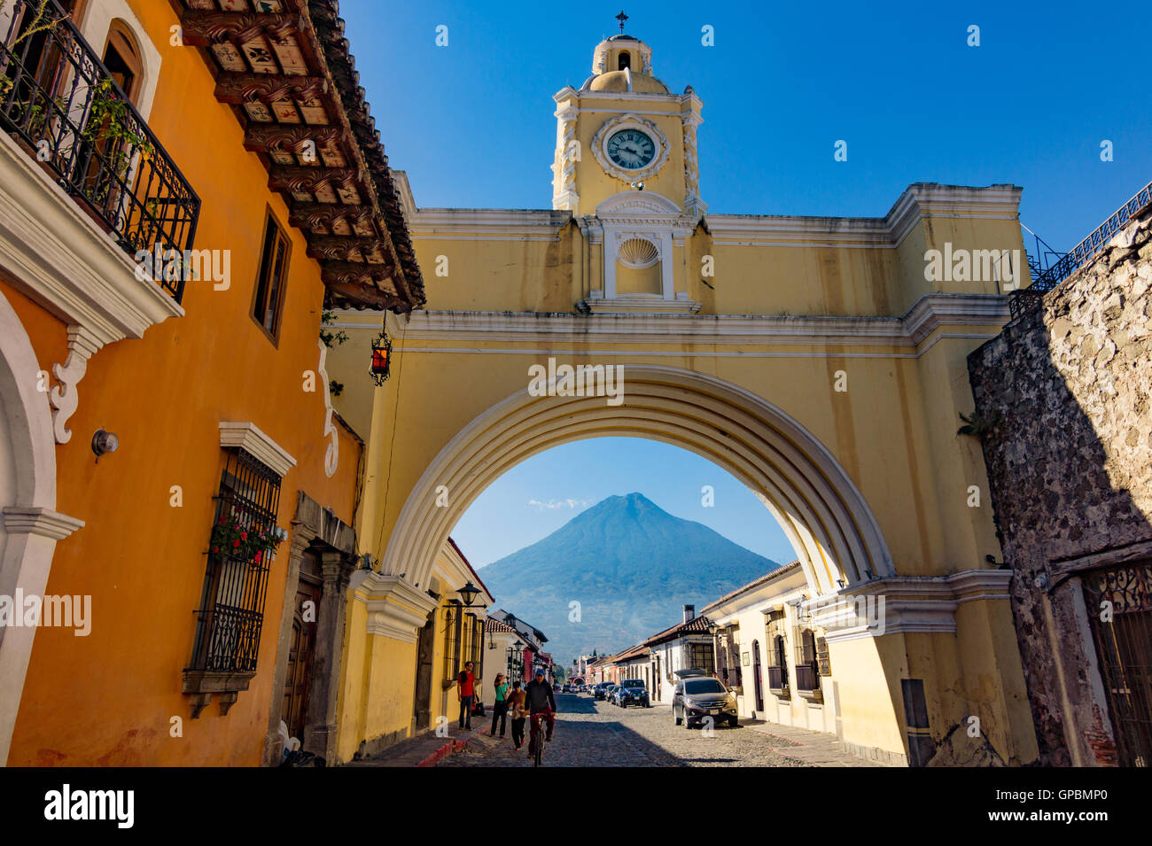 Arco de Santa Catalina mit Volcan de Agua Vulkan im Hintergrund, in Antigua (Guatemala) Stockfoto