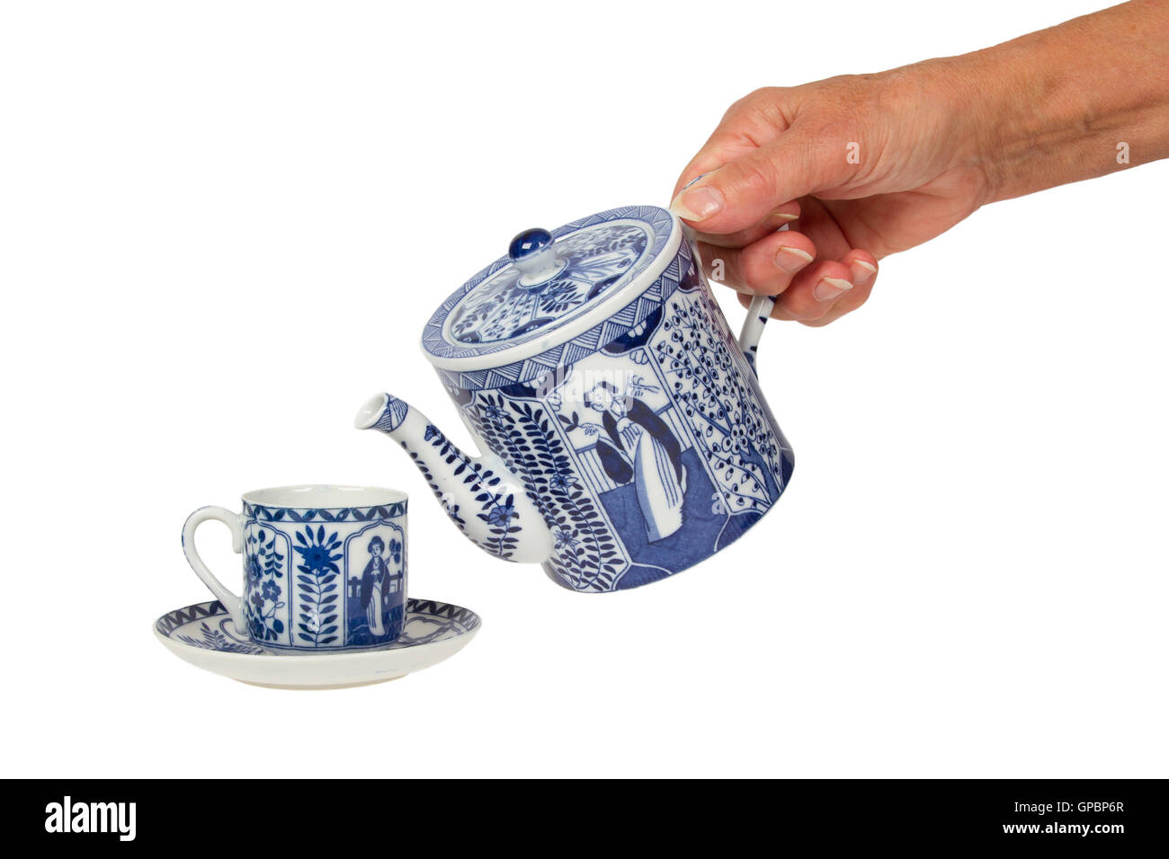 Alte Dame (Hand) mit einem antike holländische Teekanne und Tasse in Delfts b Stockfoto