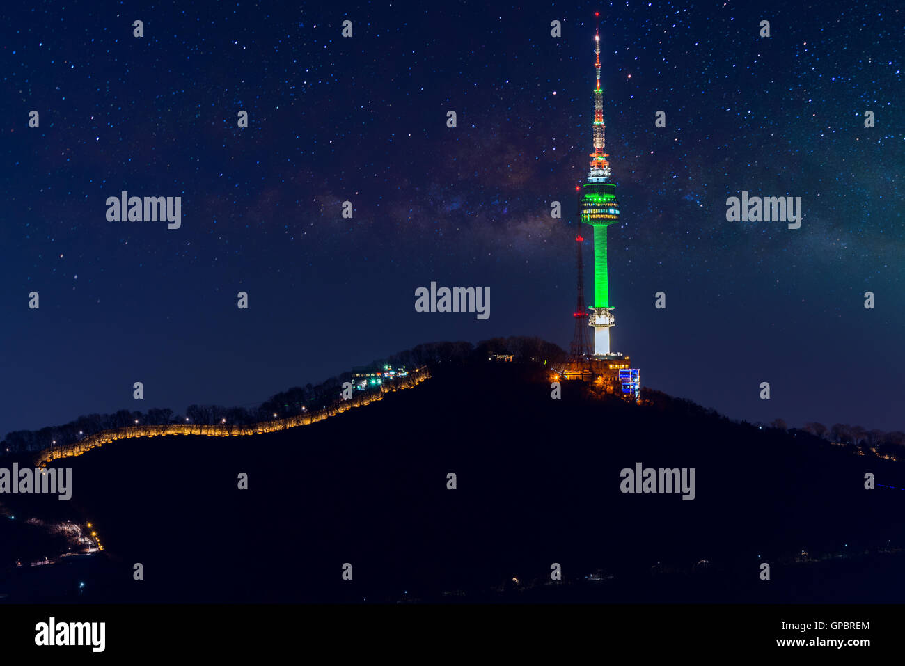 Seoul Tower und Milchstraße in Seoul, Südkorea Stockfoto