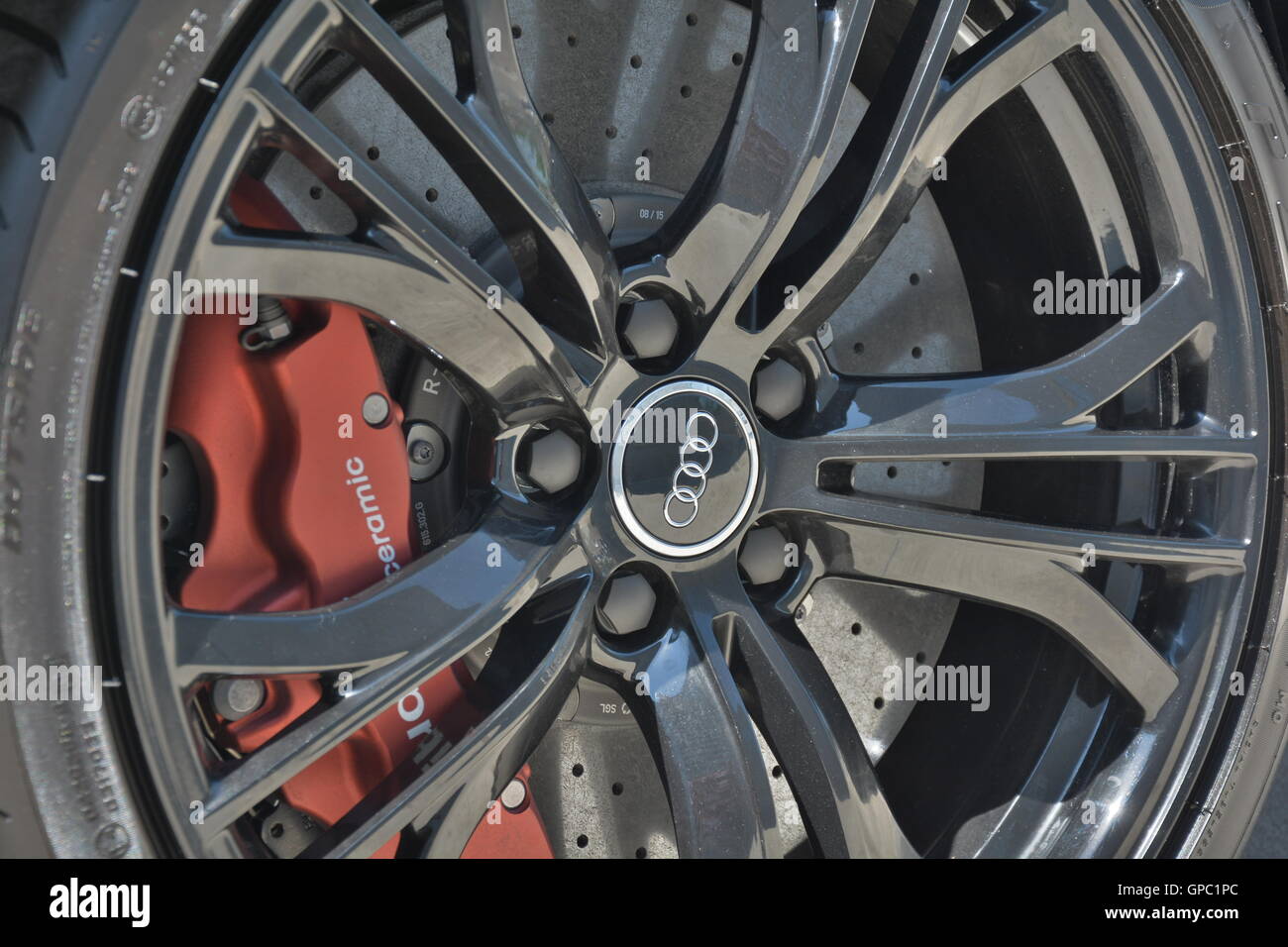 Audi R8 Morton Grove Wettbewerb Kohlefaser-Felgen in schwarz v8 rot Bremsen  Carbon-Keramik-Bremsen hochwertige Definition einzigartig Stockfotografie -  Alamy