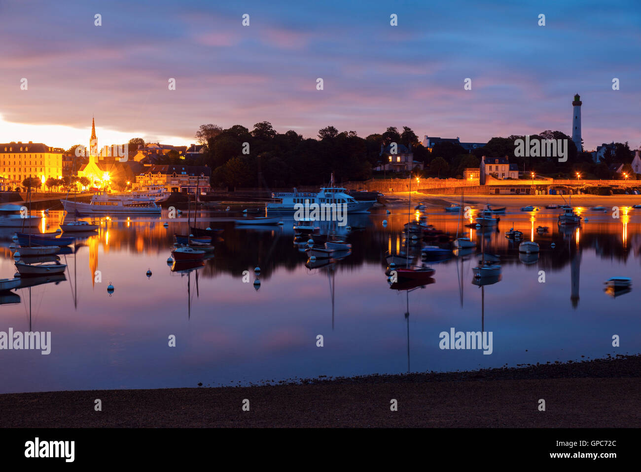 Benodet Leuchtturm während des Sonnenaufgangs. Benodet, Bretagne, Frankreich Stockfoto
