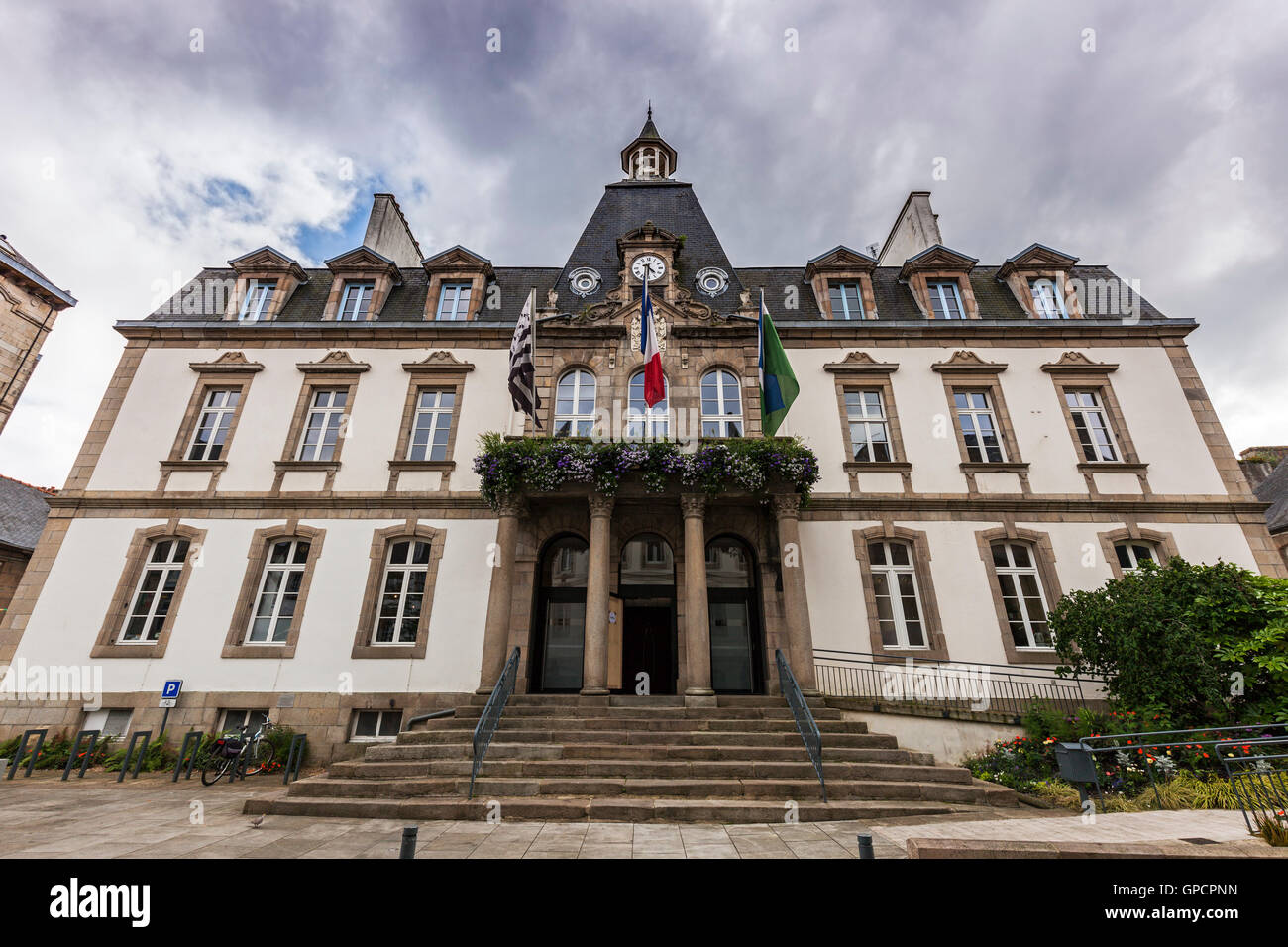 Lannion Rathaus unter bewölktem Himmel. Lannion, Bretagne, Frankreich Stockfoto