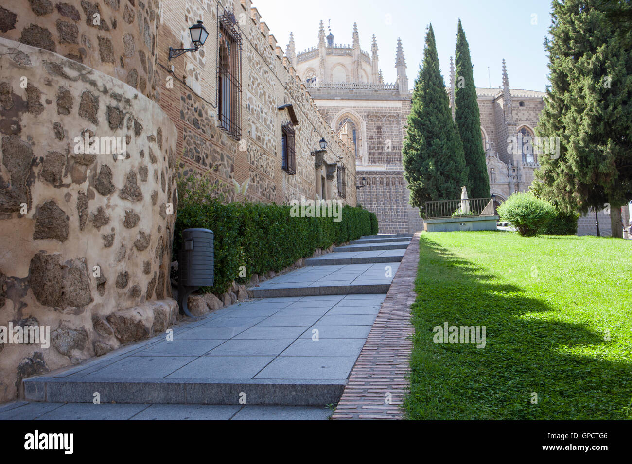 Park mit Kloster von San Juan de Los Reyes an Unterseite, Toledo, Spanien Stockfoto