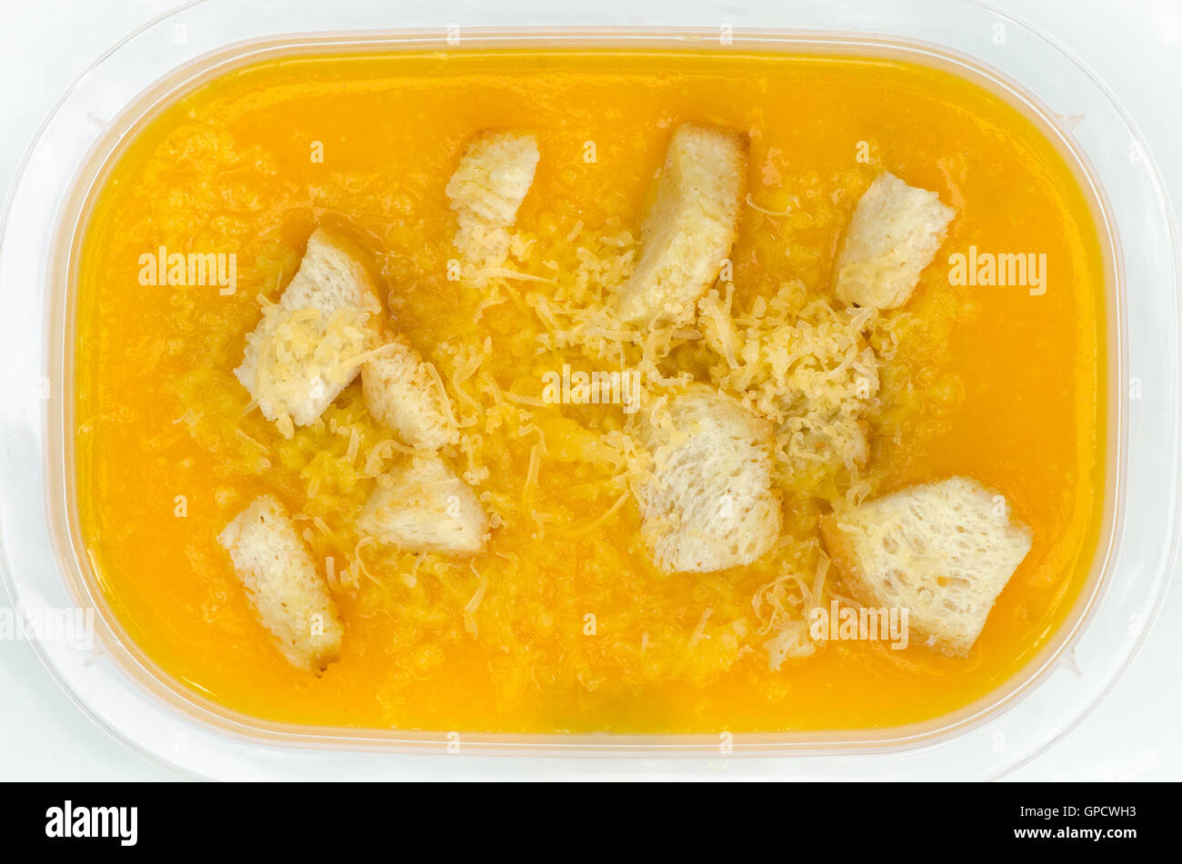 Kürbissuppe mit Croutons in Kunststoff-box Stockfoto