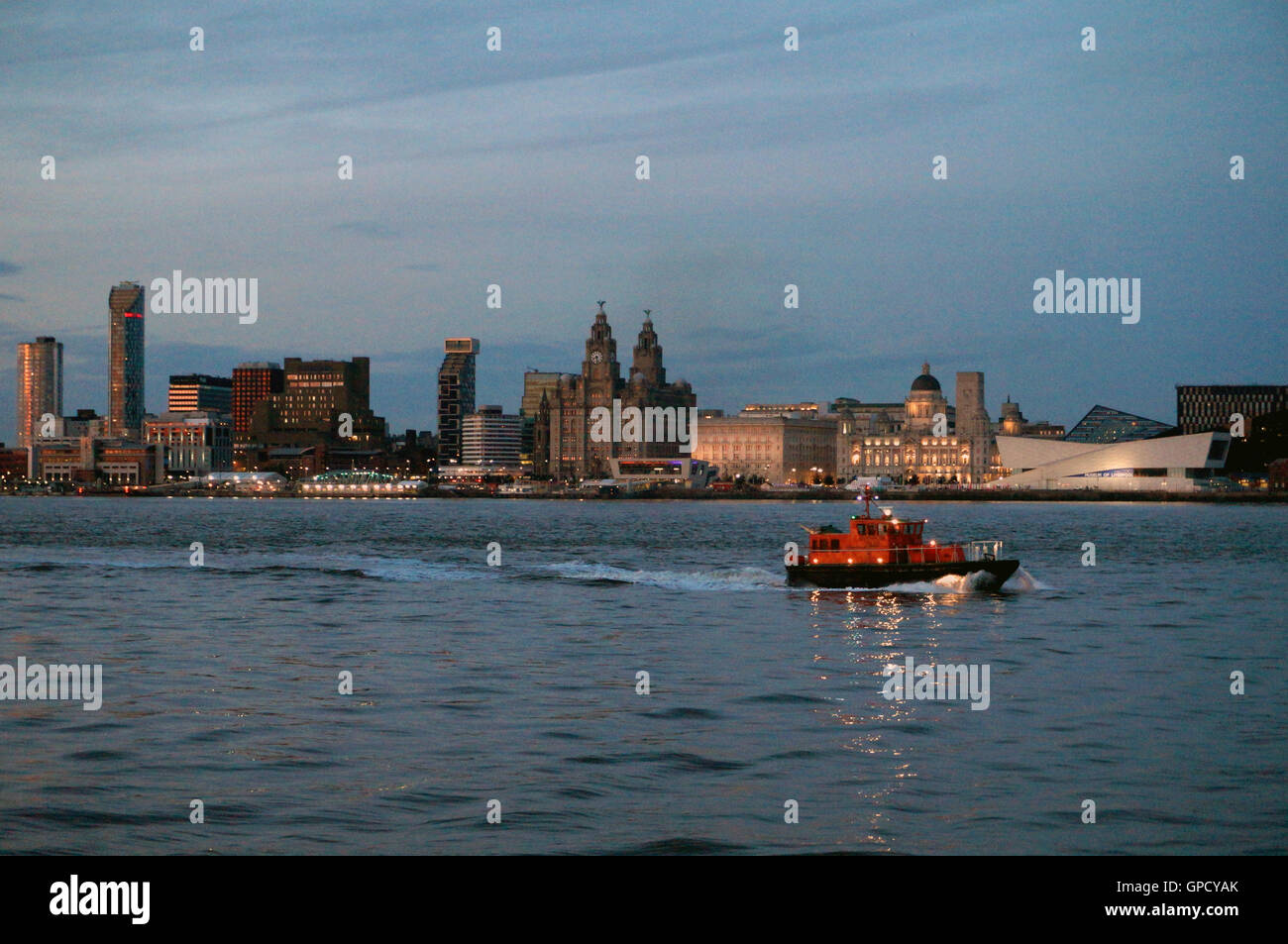 Liverpool Waterfront in der Abenddämmerung mit Liverpool Lotsenboot Stockfoto