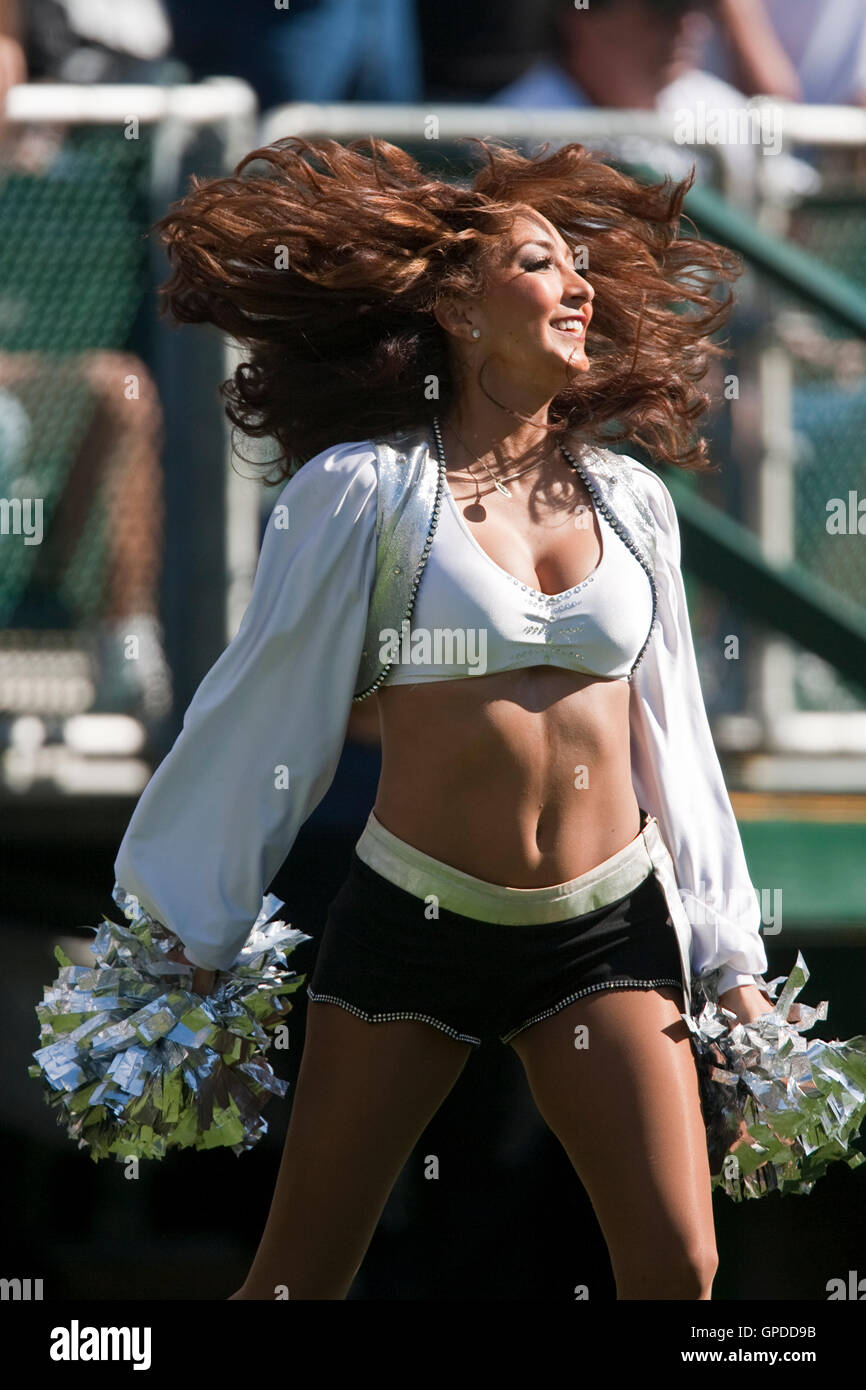 25. Oktober 2009; Oakland, Kalifornien, USA;  Ein Oakland Raiders Cheerleader im ersten Quartal gegen die New York Jets im Oakland-Alameda County Coliseum. New York gewann 38-0. Stockfoto