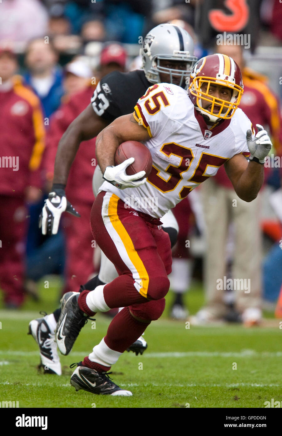 13. Dezember 2009; Oakland, Kalifornien, USA;  Washington Redskins zurück Quinton Ganther (35) läuft vorbei an Oakland Raiders Linebacker Thomas Howard (53) im ersten Quartal im Oakland-Alameda County Coliseum ausgeführt.  Washington besiegten Oakland 34-13. Stockfoto