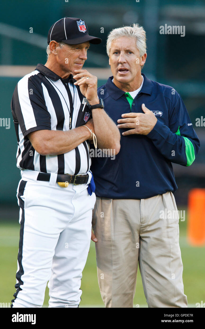 September 2, 2010; Oakland, Ca, USA; Seattle seahawks Head Coach pete Carroll Gespräche mit zurück Richter steve Freeman (133) vor dem Spiel gegen die Oakland Raiders bei Oakland-Alameda County Coliseum. Stockfoto