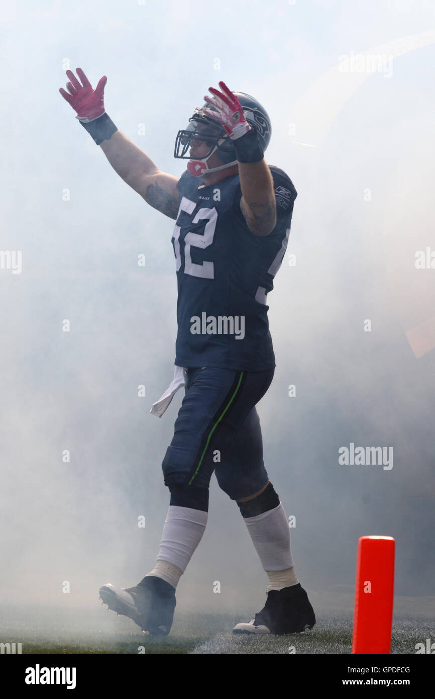 Oktober 2010; Seattle, WA, USA; Seattle Seahawks Linebacker Matt McCoy (52) kommt vor dem Spiel gegen die Arizona Cardinals im Qwest Field ins Feld. Seattle besiegte Arizona mit 22:10. Stockfoto