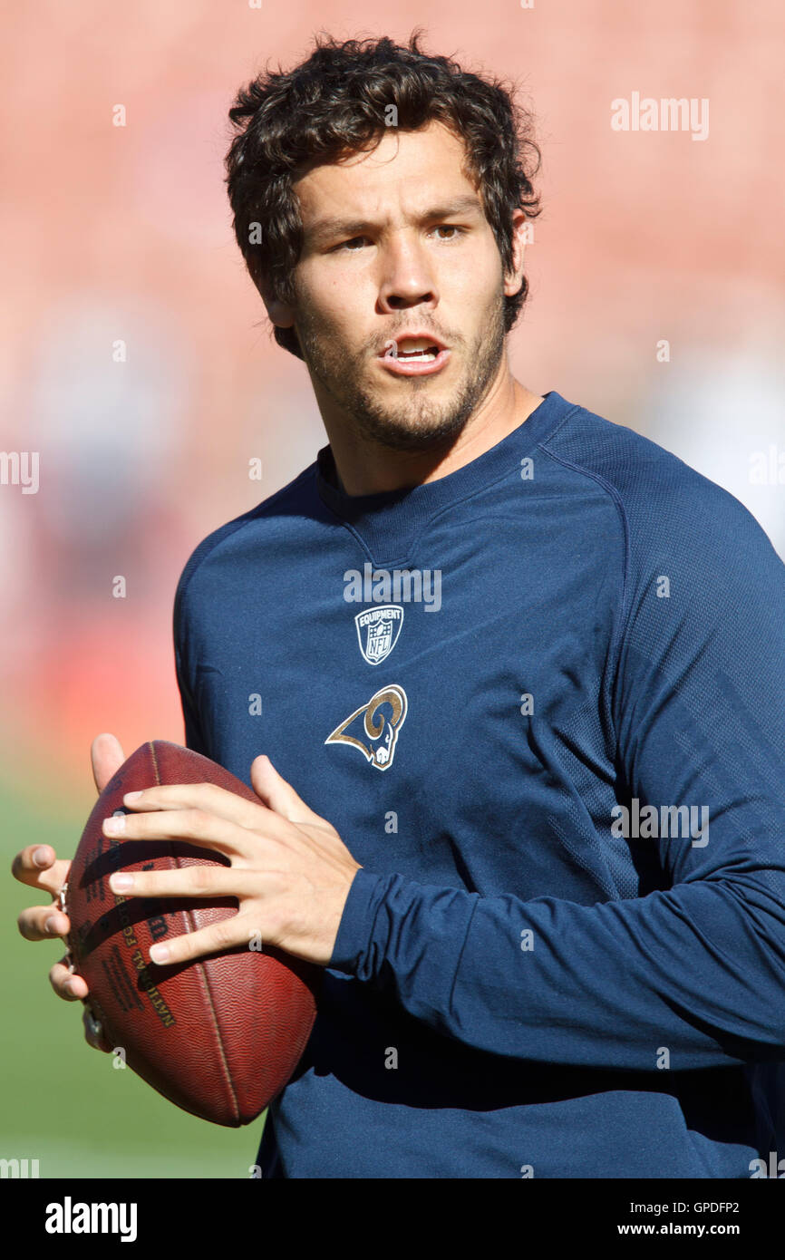 14. November 2010; San Francisco, CA, USA;  St. Louis Rams Quarterback Sam Bradford (8) erwärmt sich vor dem Spiel gegen die St. Louis Rams im Candlestick Park. Stockfoto