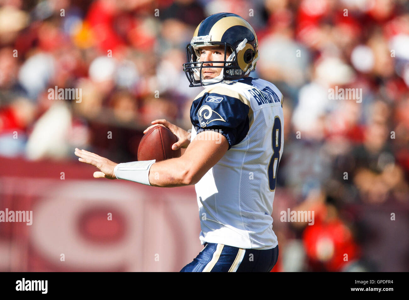 November 14, 2010, San Francisco, Ca, USA; st. louis rams Quarterback SAM Bradford (8) Tropfen gegen die San Francisco 49ers im ersten Quartal bei Candlestick Park weitergeben. Stockfoto