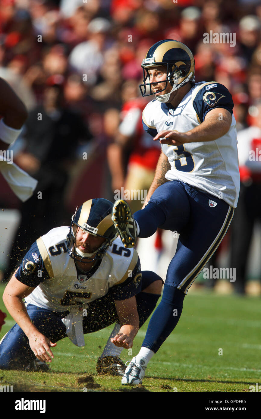 14. November 2010; San Francisco, CA, USA;  St. Louis Rams Ort Kicker Josh Brown (3) tritt einen Field Goal gegen die San Francisco 49ers im ersten Quartal im Candlestick Park. Stockfoto