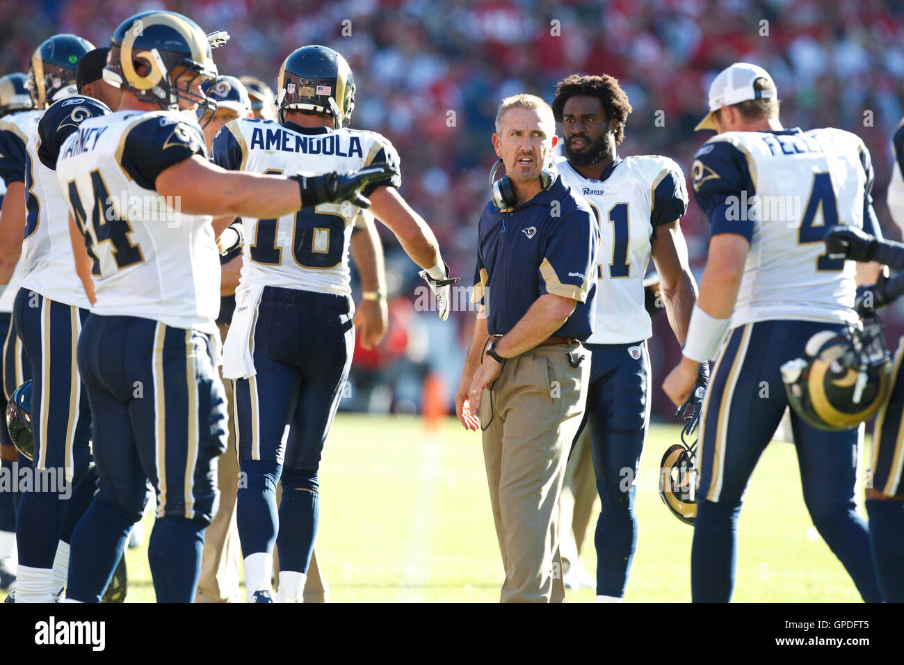 November 14, 2010, San Francisco, Ca, USA; st. louis Rams Head Coach Steve spagnuolo spricht mit seinem Team nach einem Touchdown gegen die San Francisco 49ers im zweiten Quartal Candlestick Park. Stockfoto