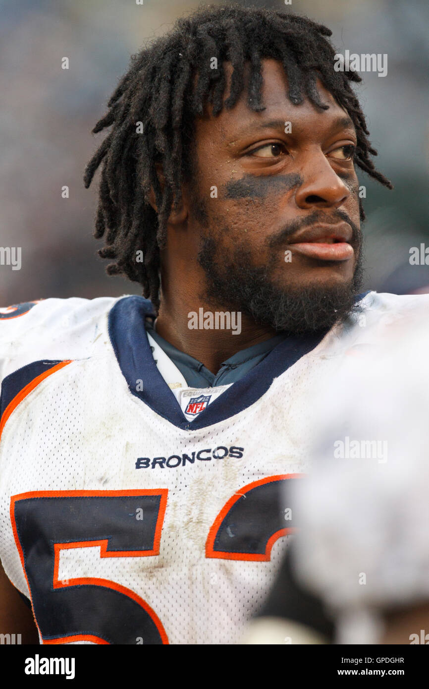 19. Dezember 2010; Oakland, Kalifornien, USA;  Denver Broncos Linebacker Jason Hunter (52) an der Seitenlinie gegen die Oakland Raiders im dritten Quartal bei Oakland-Alameda County Coliseum. Oakland besiegte Denver 39-23. Stockfoto