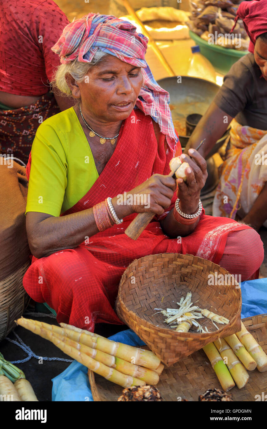 Muria Stamm, Stammesfrau, Haat Markt, Haat Bazaar, Jagdalpur, Bastar, Chhattisgarh, Indien, Asien Stockfoto
