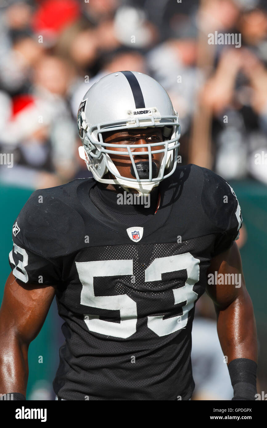 26. Dezember 2010; Oakland, Kalifornien, USA;  Oakland Raiders Linebacker Thomas Howard (53) im ersten Quartal gegen die Indianapolis Colts im Oakland-Alameda County Coliseum. Indianapolis besiegten Oakland 31-26. Stockfoto