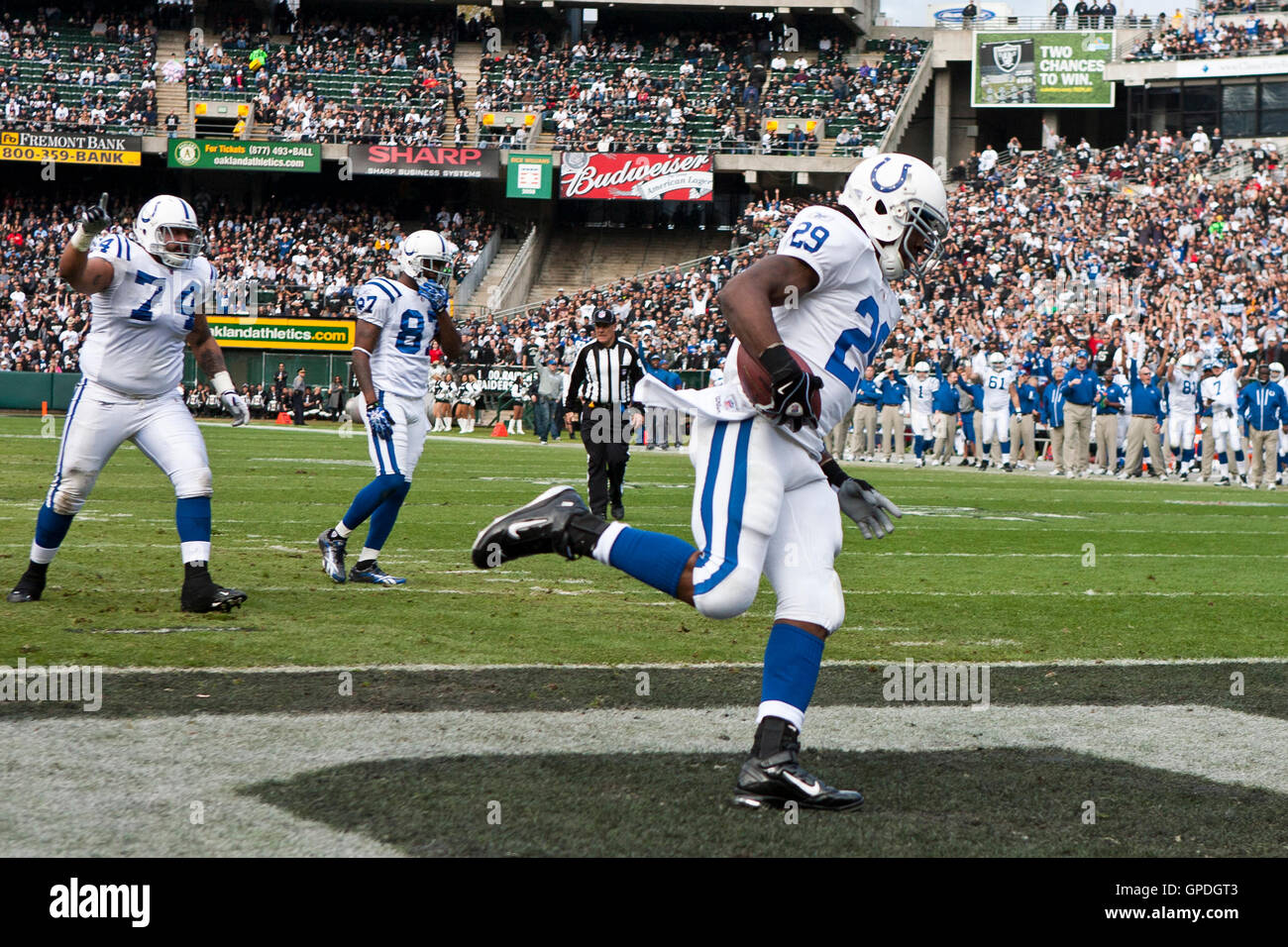 26. Dezember 2010; Oakland, Kalifornien, USA;  Indianapolis Colts Runningback Joseph Addai (29) erhält einen Touchdown gegen die Oakland Raiders im zweiten Quartal bei Oakland-Alameda County Coliseum. Stockfoto