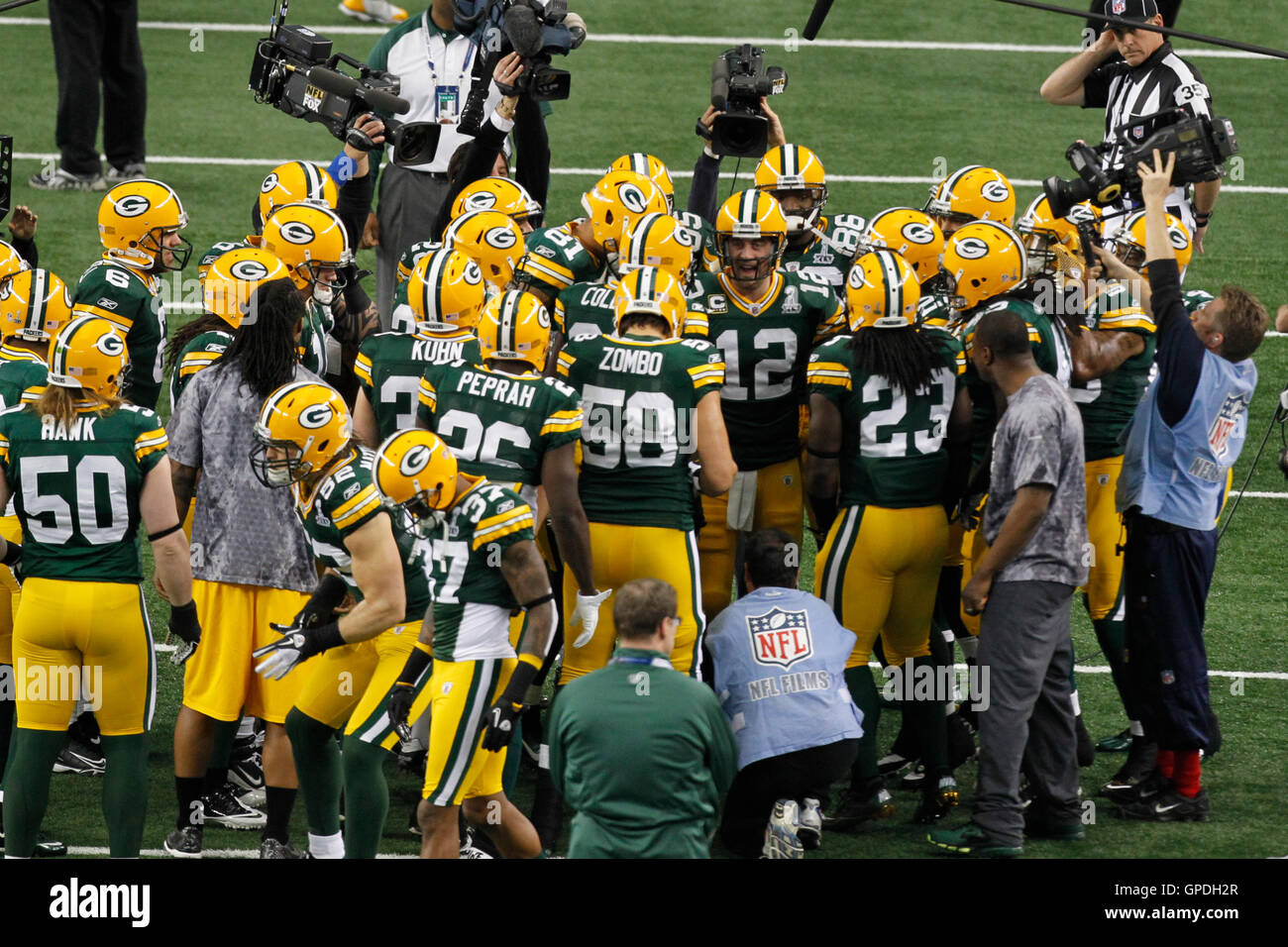 6. Februar 2011; Arlington, TX, USA; Green Bay Packers quarterback Aaron Rodgers (12) voll mit seinem Team vor dem Super Bowl XLV gegen die Pittsburgh Steelers im Cowboys Stadium. Stockfoto