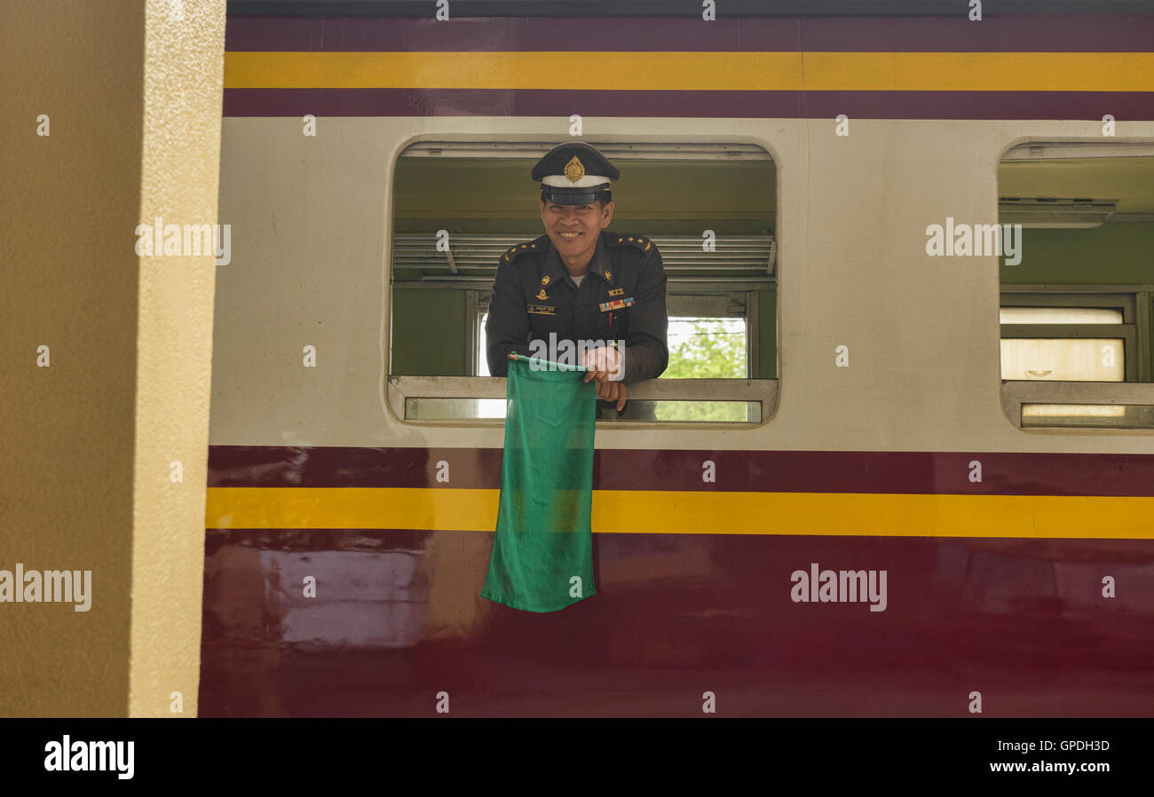Zugführer, die Vorbereitung zum Aufbruch, Thailand Stockfoto