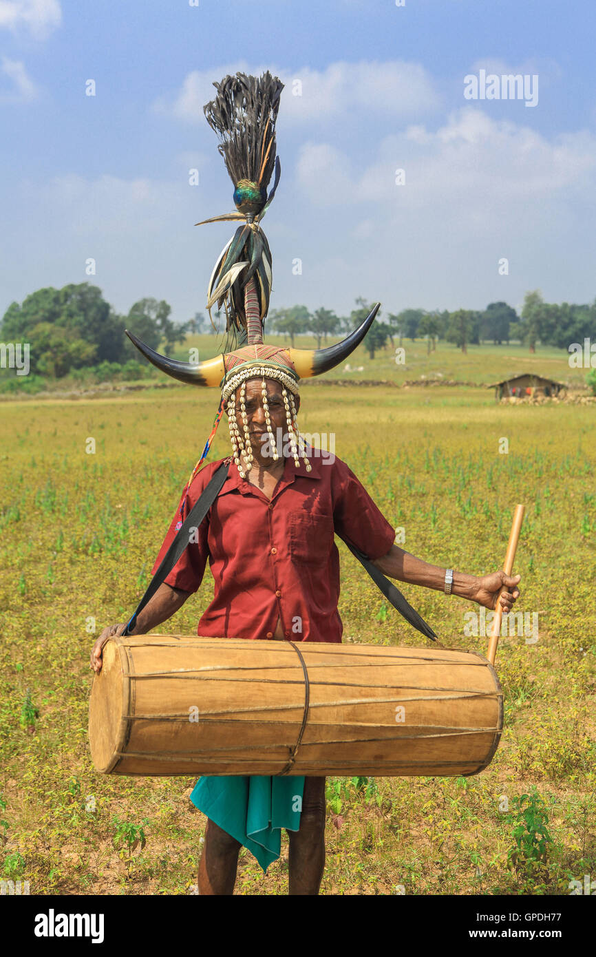 Muria Stamm Stammes Mann Bison Horn Musiker spielen Trommel, Jagdalpur, Bastar, Chhattisgarh, Indien, Asien Stockfoto