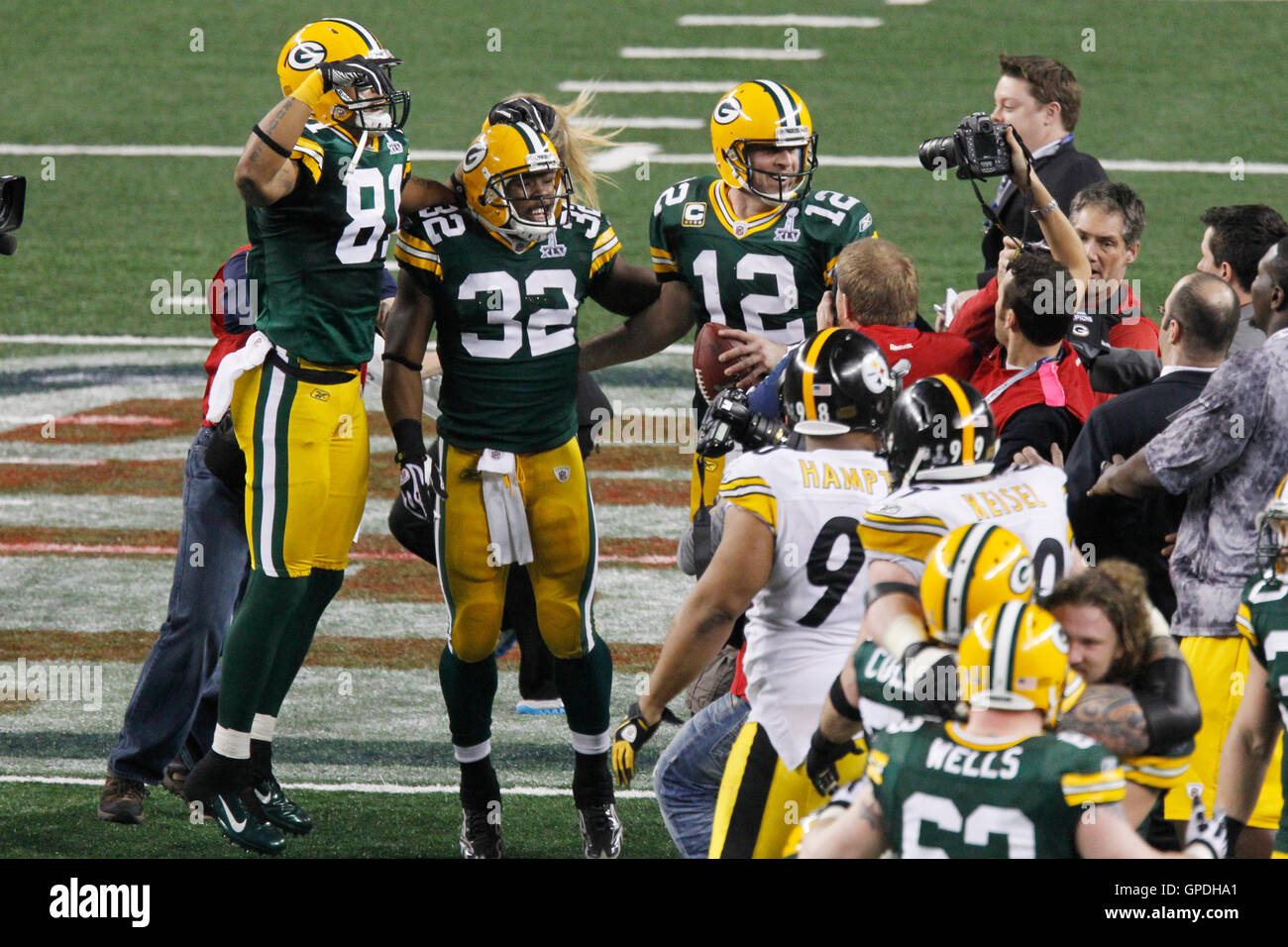 6. Februar 2011; Arlington, TX, USA; Green Bay Packers quarterback Aaron Rodgers (12) und Runningback Brandon Jackson (32) und Andrew Quarless (81)-Tight-End feiern auf dem Feld nach dem Super Bowl XLV gegen die Pittsburgh Steelers im Cowboys Stadium.  GRE Stockfoto
